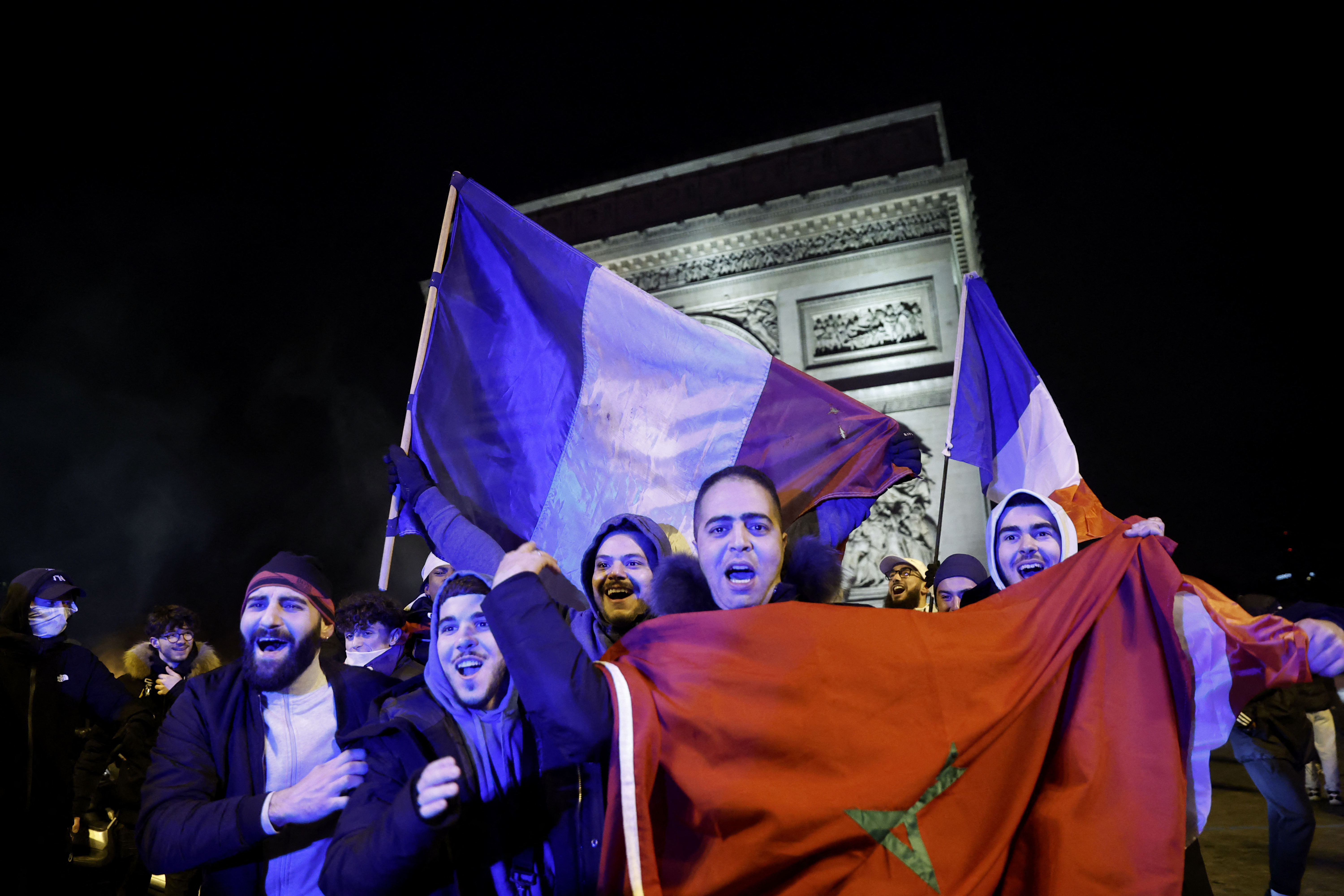 Banderas de Francia y de Marruecos en el centro de París (Reuters)