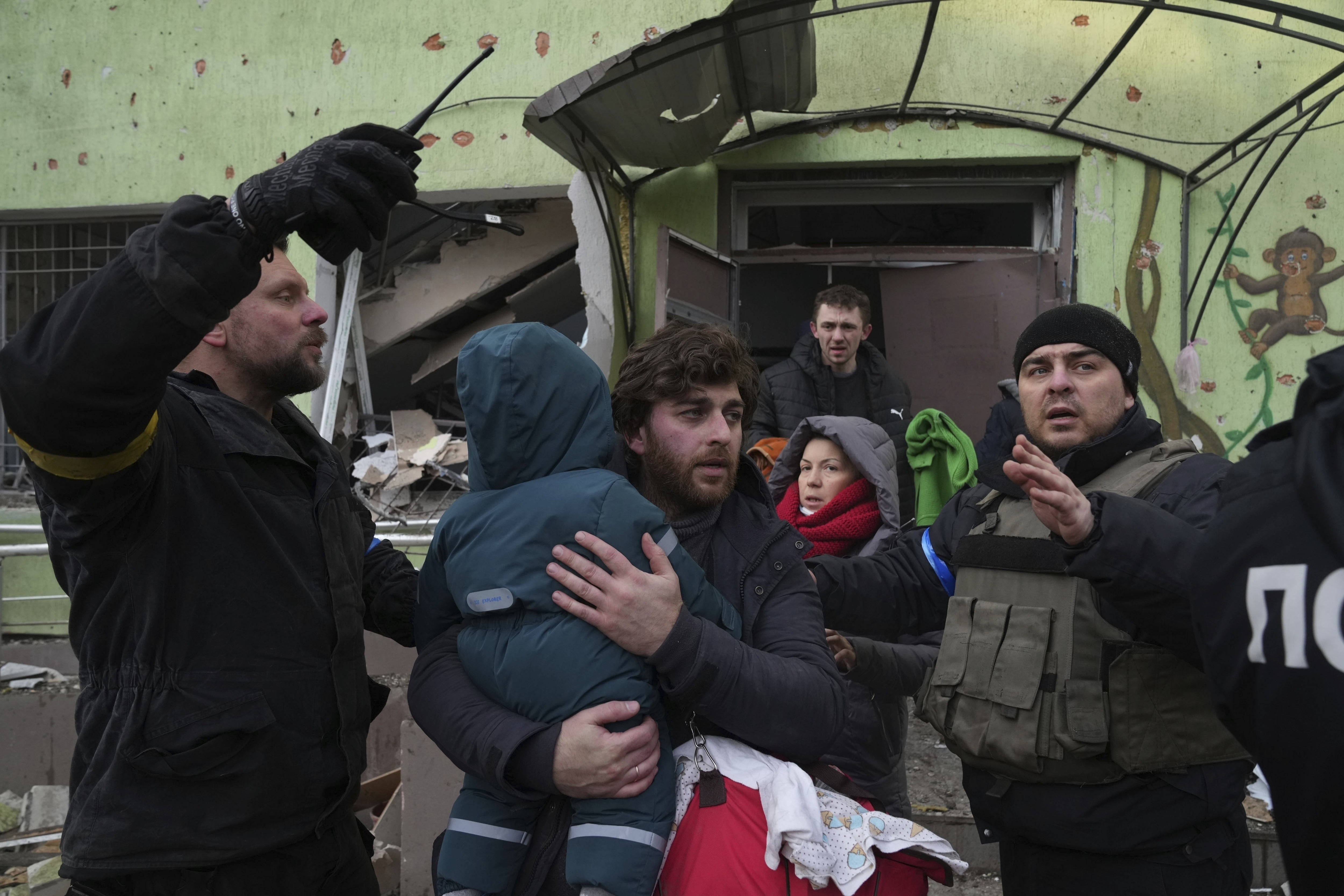 La evacuación de los niños enfermos y recién nacidos del hospital materno-infantil de Mariupol atacado por la artillería rusa. (AP Photo/Evgeniy Maloletka)
