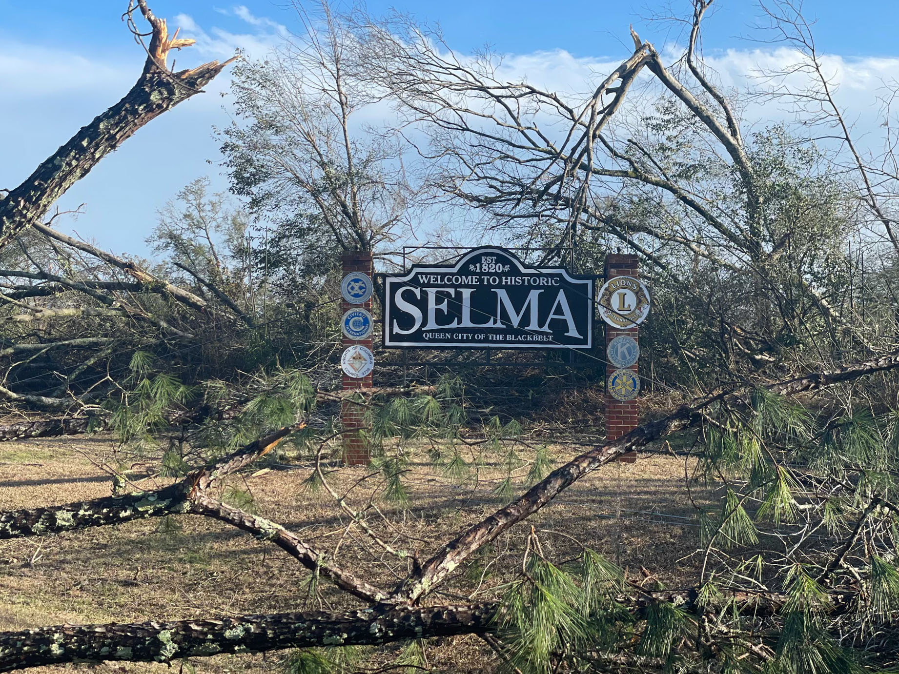 El cartel que anuncia al poblado de Selma, fuertemente afectado por los tornados