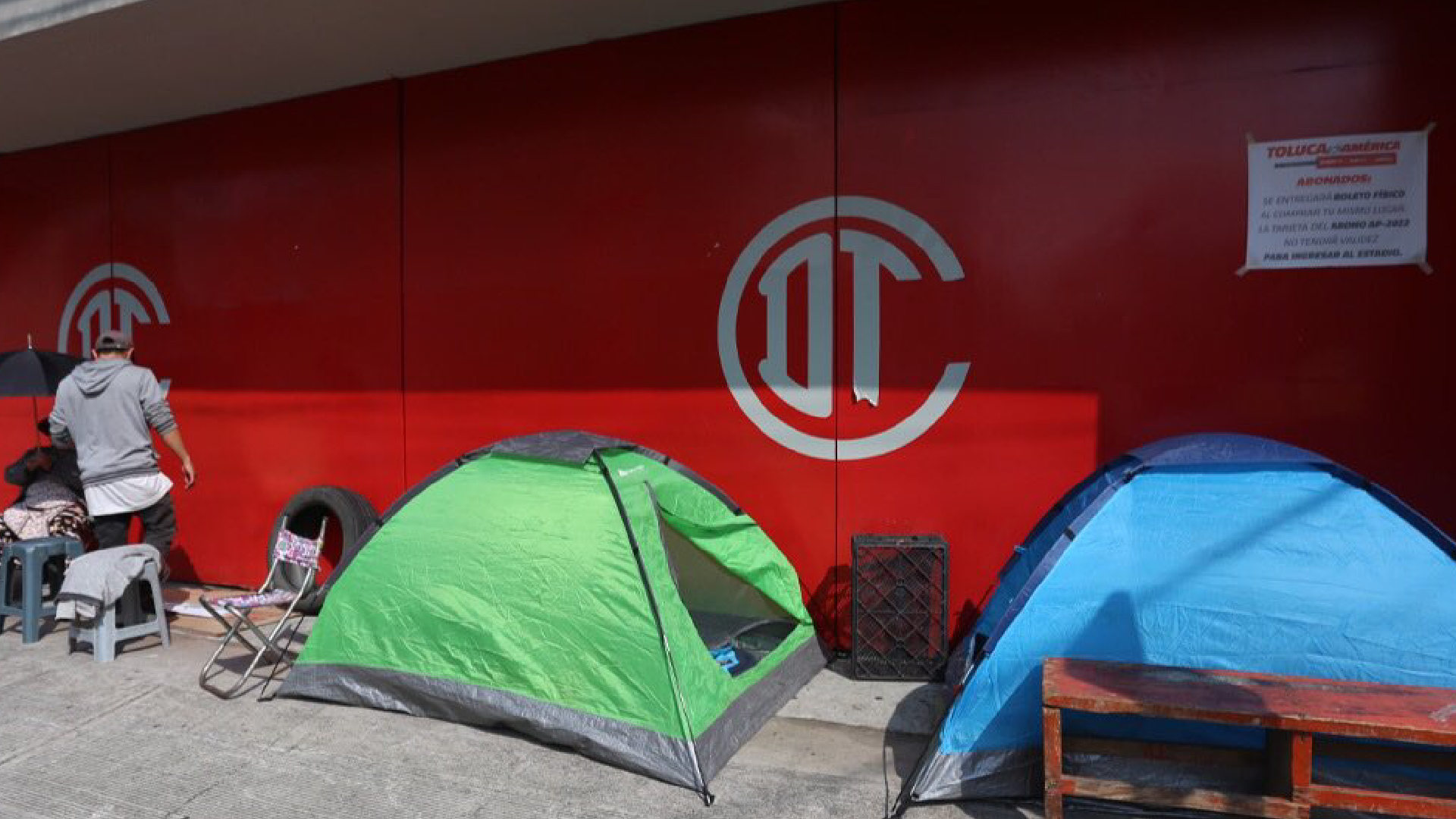 Aficionados del Toluca bloquearon vías afuera del estadio por venta en  línea de boletos de la final - Infobae