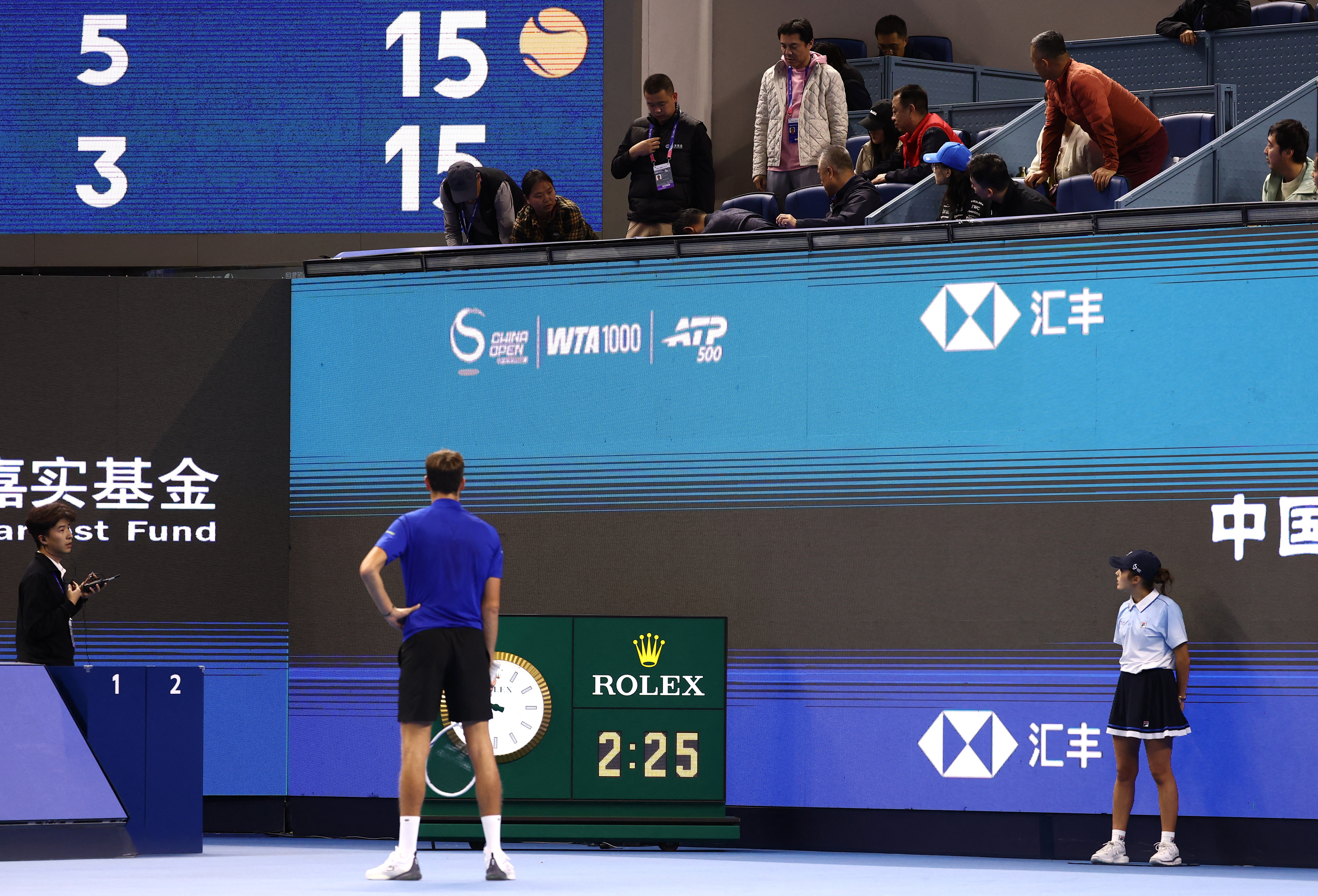 Ins&oacute;lito: Daniil Medvedev le peg&oacute; un pelotazo en la cara a un espectador y fue descalificado de la semifinal del ATP Beijing ante Djokovic
