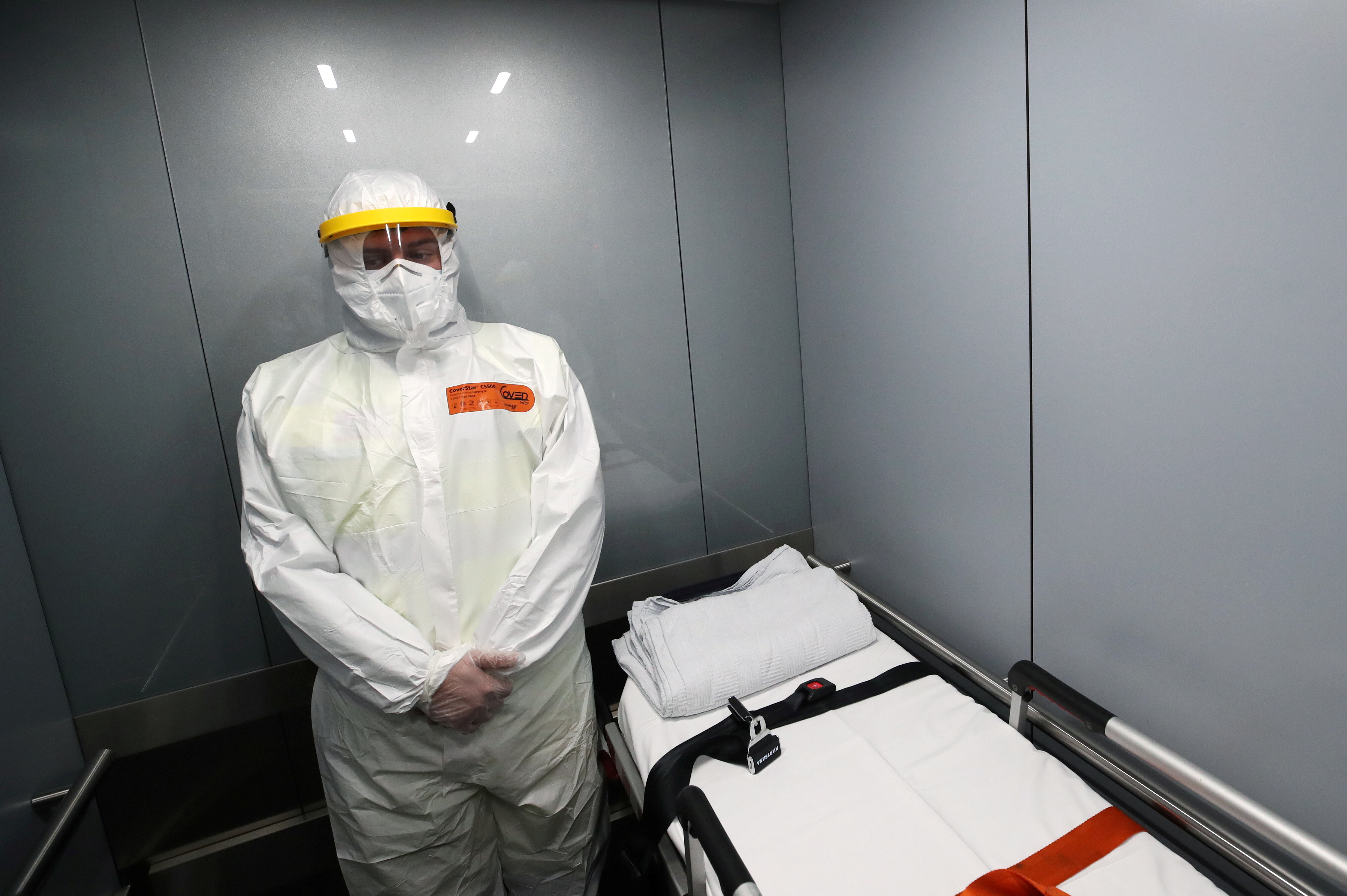 Un miembro del personal médico con su equipo de protección en en un ascensor para pacientes con covid-19 en la Clinica Europa de Bruselas, Bélgica (REUTERS/Yves Herman)