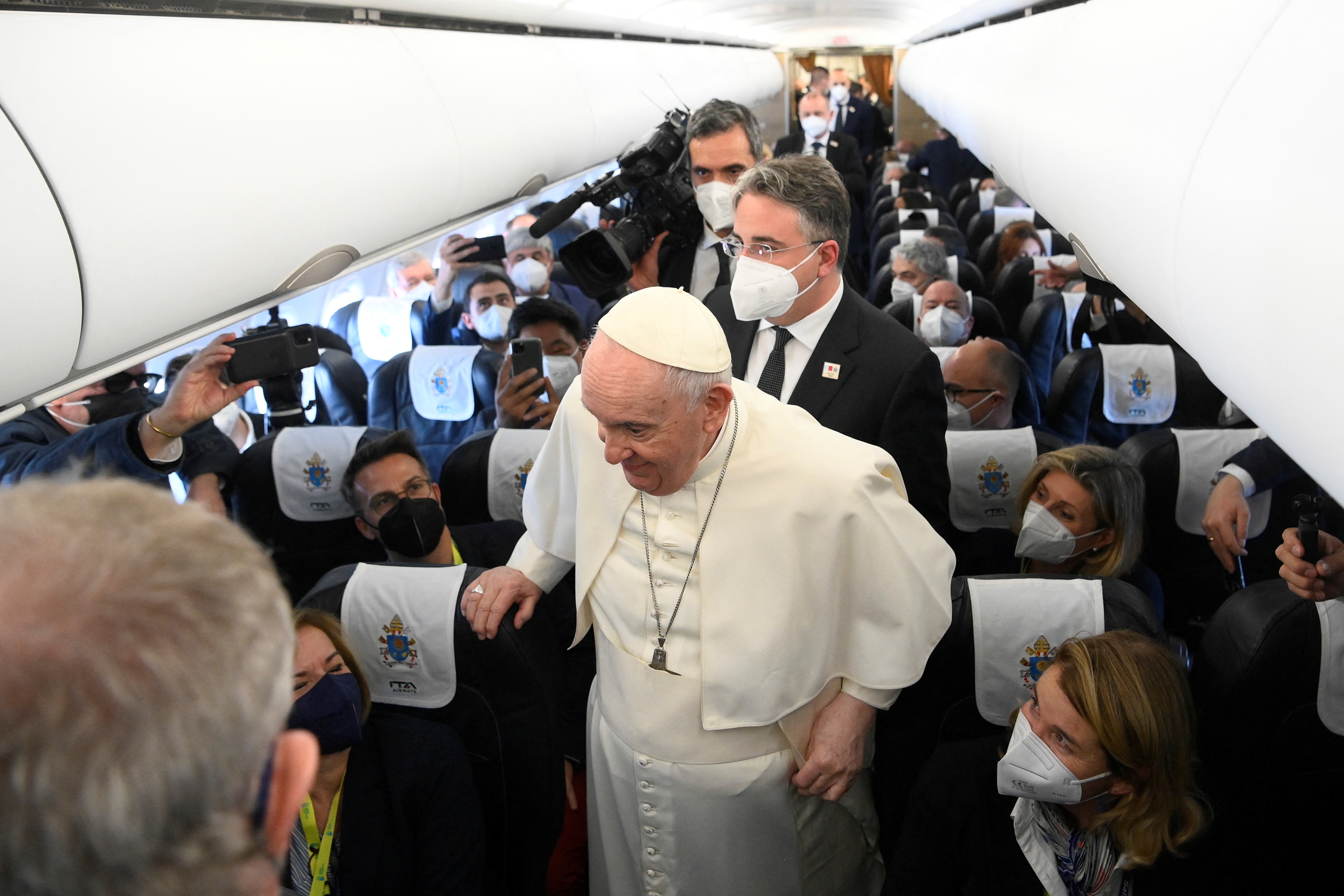 El papa Francisco en su vuelo a Malta (Vatican Media/­Handout via REUTERS)