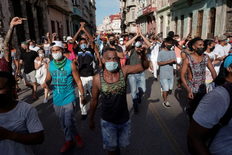 Manifestantes protestan contra el régimen cubano en La Habana
(REUTERS/Alexandre Meneghini)