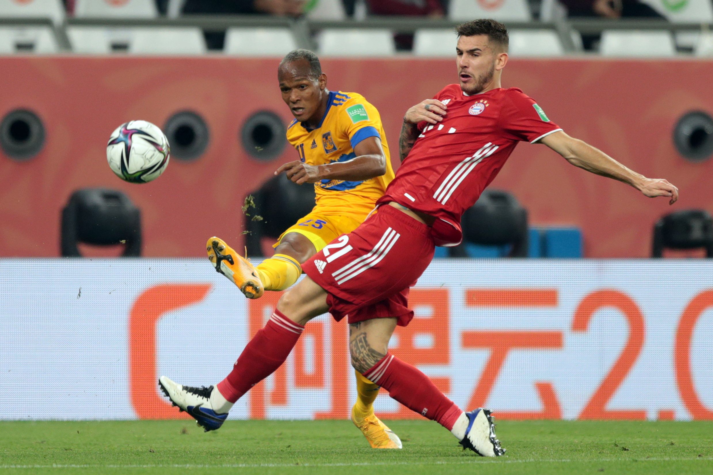 Luis Quinones de Tigres y Lucas Hernandez de Bayern Múnich. Estadio Ciudad de la Educación en Rayán, Catar.