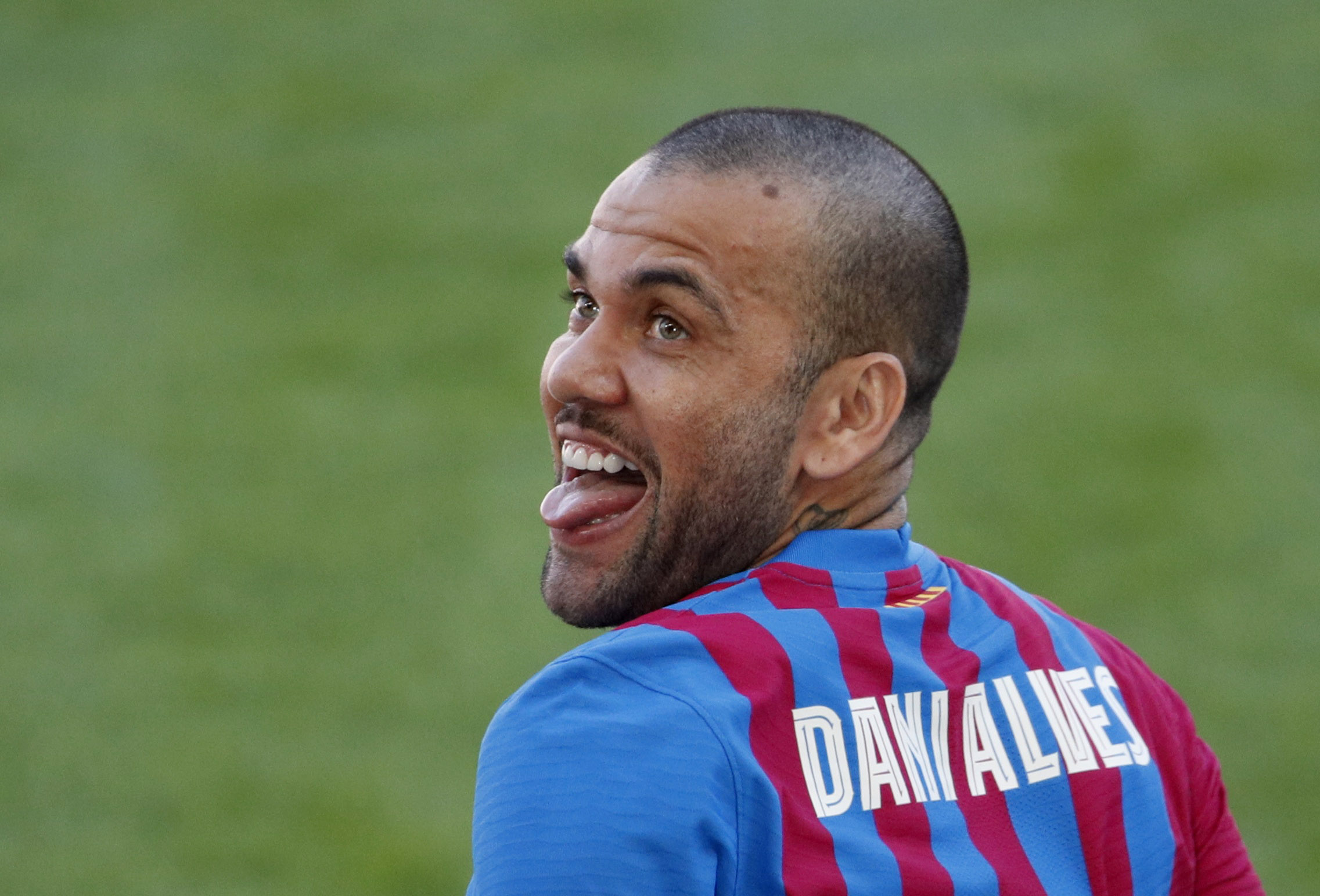 Dani Alves jugó en el FC Barcelona durante la primera mitad del 2022 (Foto: REUTERS/Albert Gea)