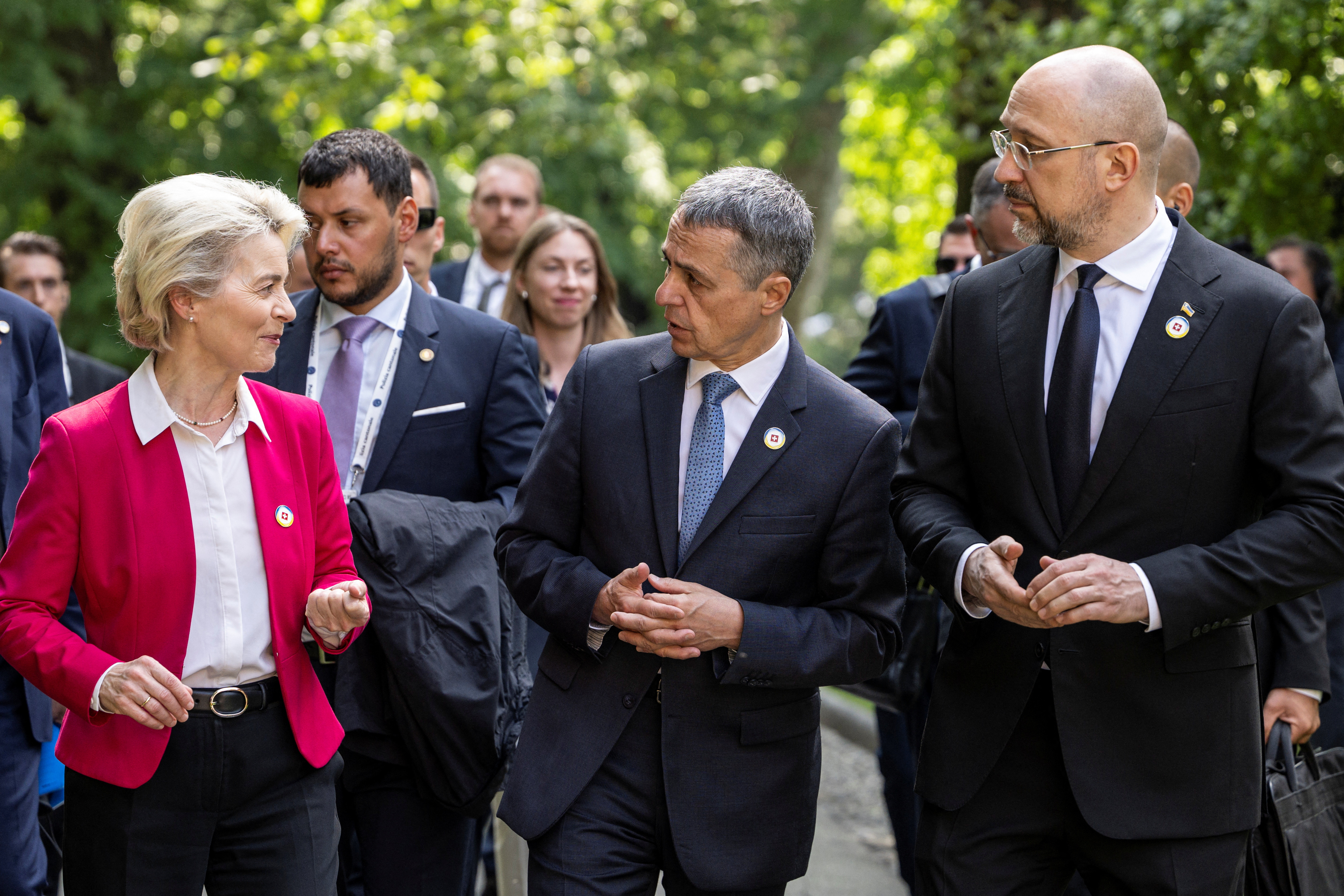 El presidente suizo, Ignazio Cassis, conversa con la titular de la Comisión Europea, Ursula Von der Leyen, y el primer ministro ucraniano, Denys Shmyhal, en Lugano (Reuters)