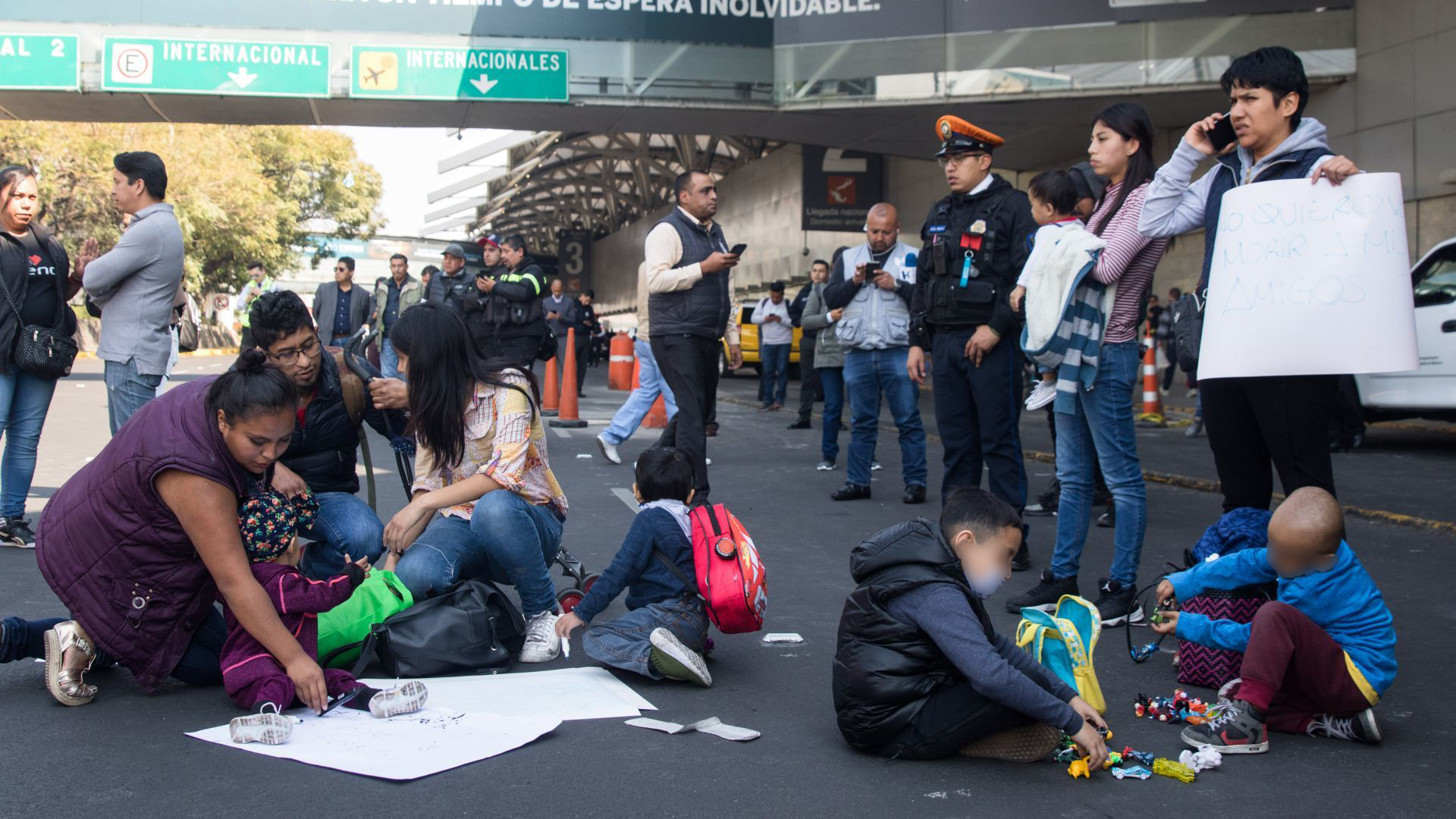 ARCHIVO. Padres de niños con cáncer realizan un bloqueo en inmediaciones del Aeropuerto Internacional de la Ciudad de México (Foto: Cuartoscuro/Archivo)