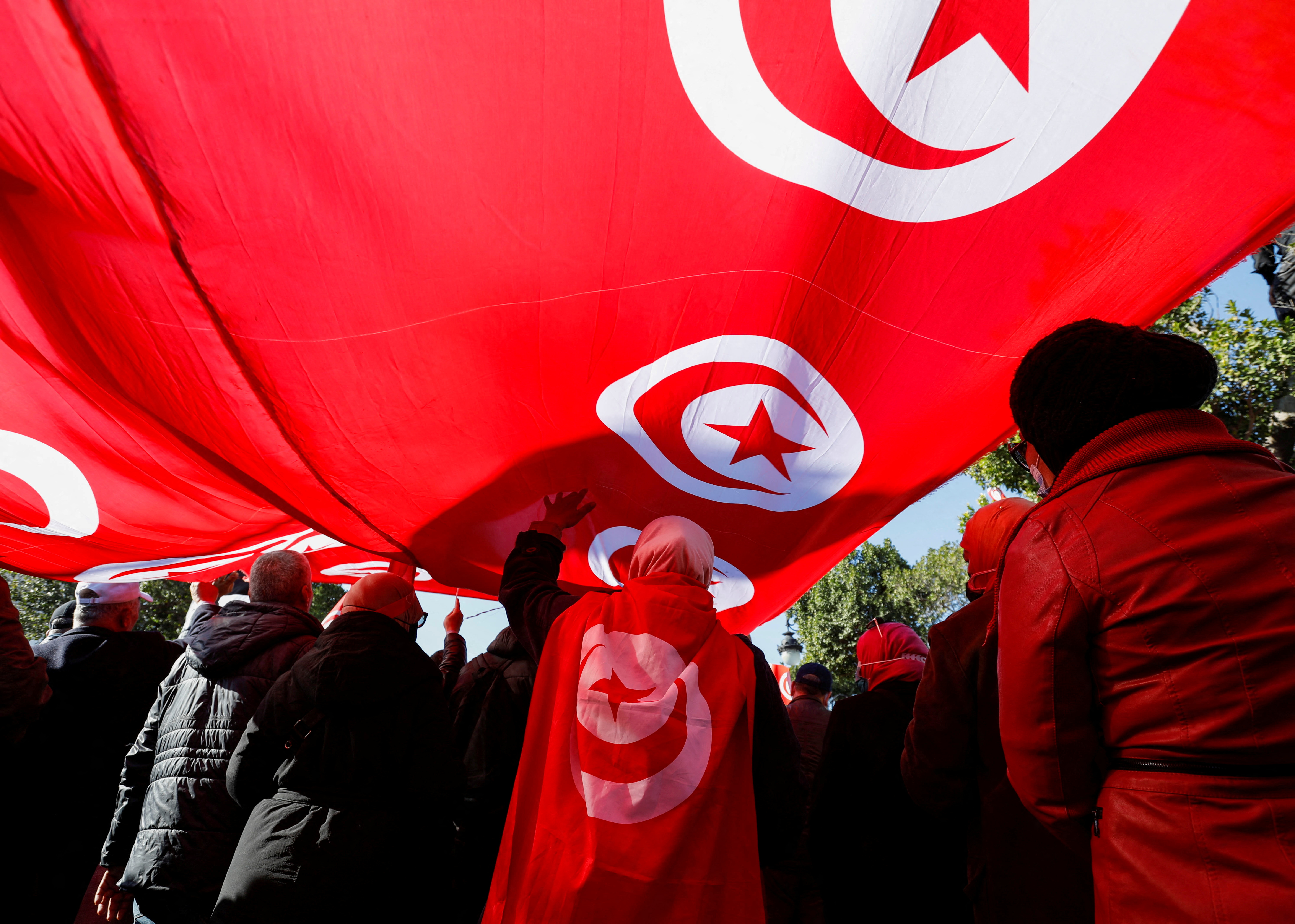 Túnez: opositores y simpatizantes del presidente Said se manifestaron en la capital en el aniversario de la “Revolución de los Jazmines”