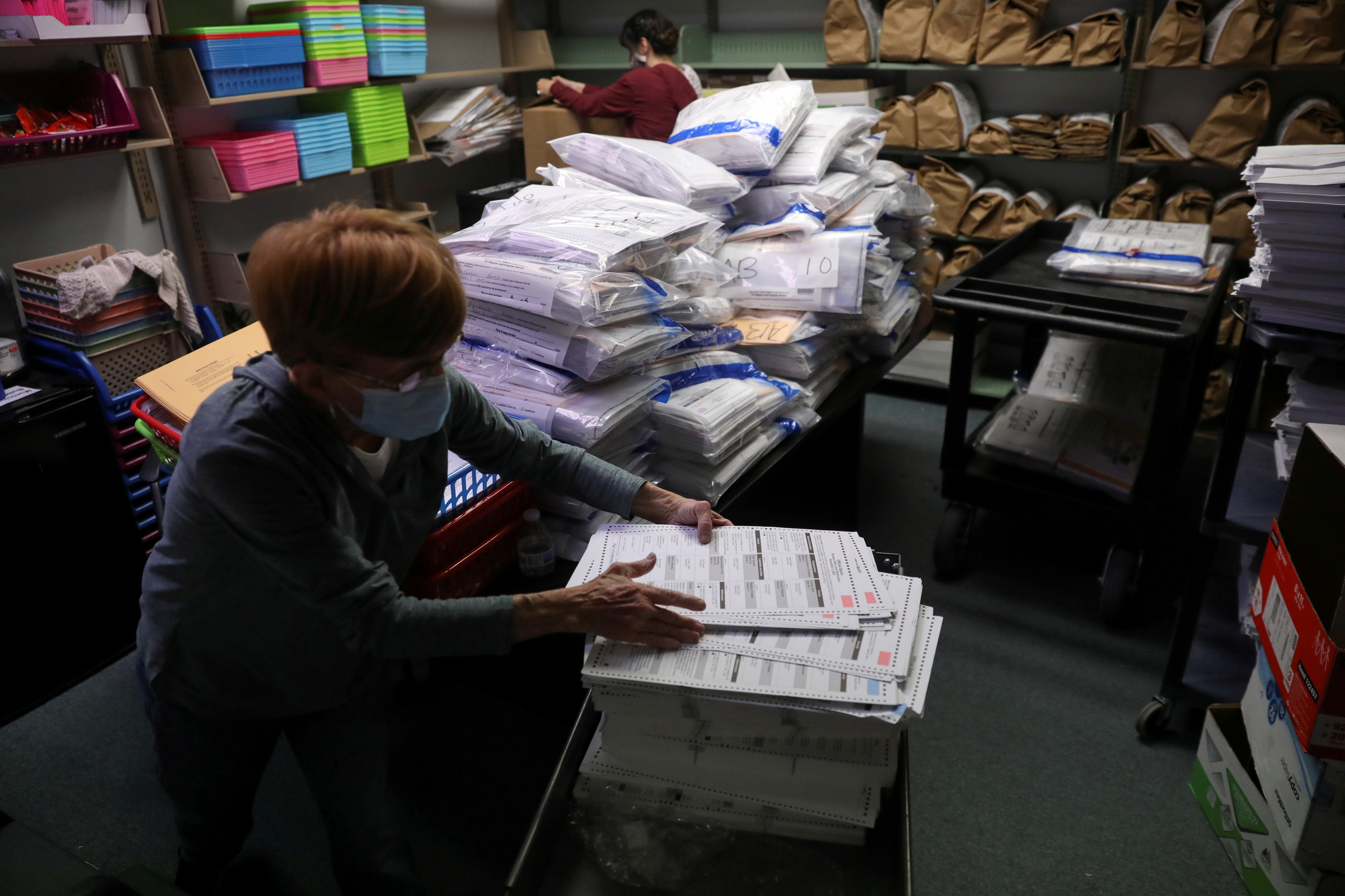 La funcionaria electoral Pam Hainault trabaja en la sala de votación organizando las boletas no utilizadas devueltas de los distritos electorales después del día de las elecciones en el edificio municipal de Kenosha en Kenosha, Wisconsin. REUTERS/Daniel Acker/File Photo