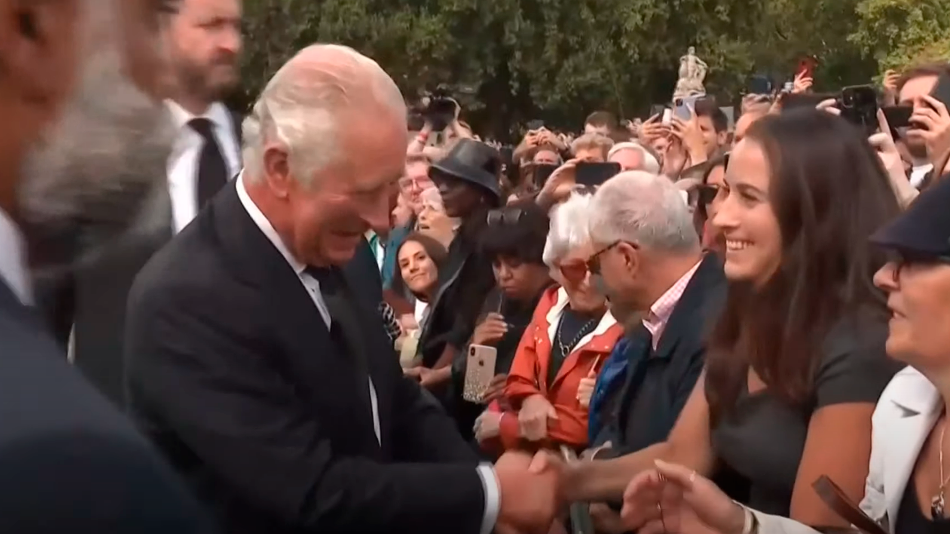 Carlos saludó a muchas de las personas que se acercaron y recibió el afecto de ellos al grito de “Dios salve al rey”