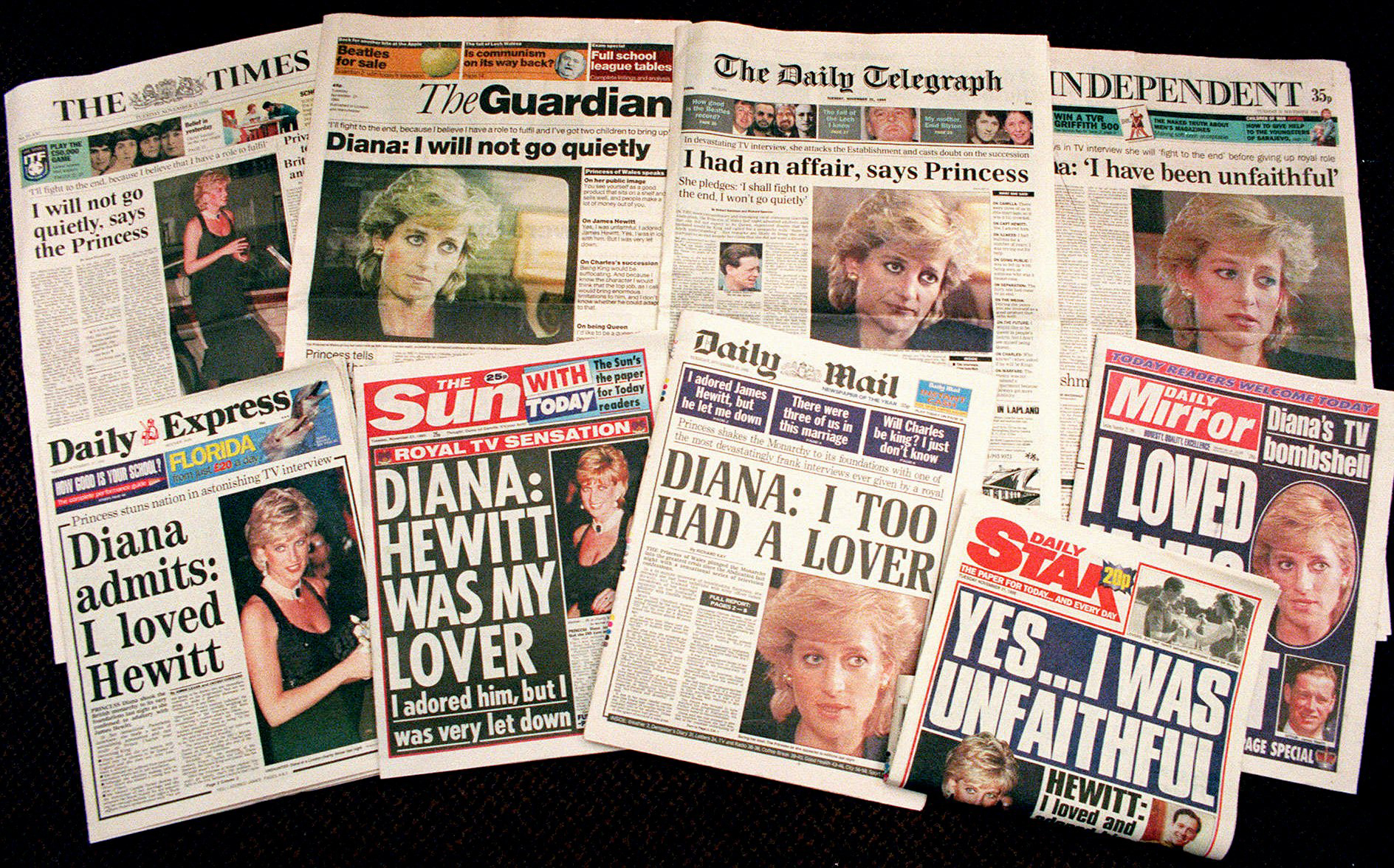 Imagen del 21 de noviembre de 1995: una selección de portadas de la mayoría de los periódicos nacionales británicos mostrando su reacción a la entrevista televisiva de la princesa Diana con el periodista de la BBC Martin Bashir (AP/Martin Cleaver)