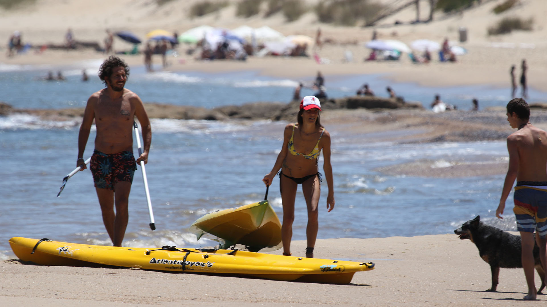 Juana Viale practicó paddle surf con su novio Agustín y su hijo Silvestre en Playa Mansa. También participó la mascota de la familia (RS Fotos) 