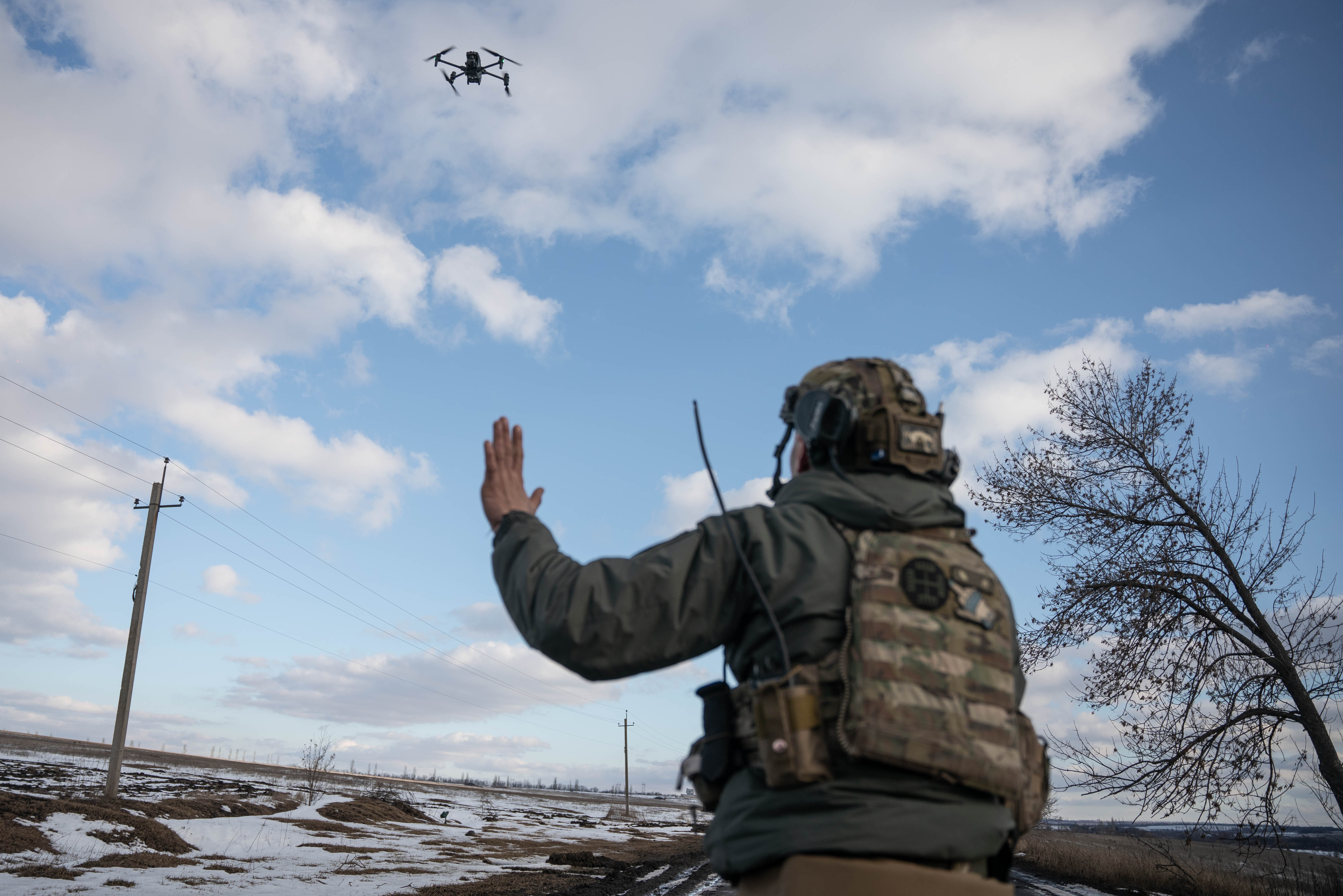 El aterrizaje debe ser rápido en el medio del campo. Una vez terminada la misión de reconocimiento o apoyo, deben abandonar con urgencia su posición para no ser alcanzados por el reconocimiento y los ataques de los rusos