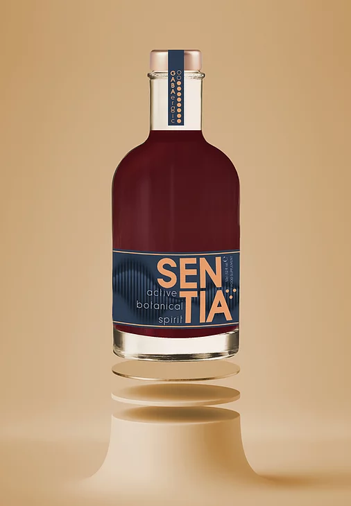 Sentia es la primera bebida sin alcohol lanzada por Gaba Labs al mercado. Con ella quieren recaudar fondos para lograr lanzar Alcarelle en un futuro. (Fuente: sentiaspirits.com)