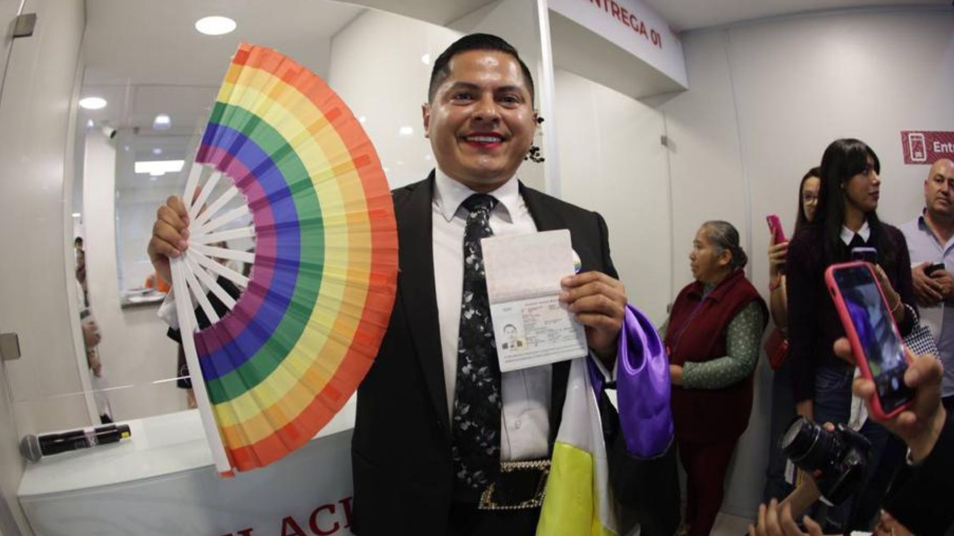 Sre Entregó El Primer Pasaporte No Binario De México Al Magistrade Jesús Ociel Baena Infobae