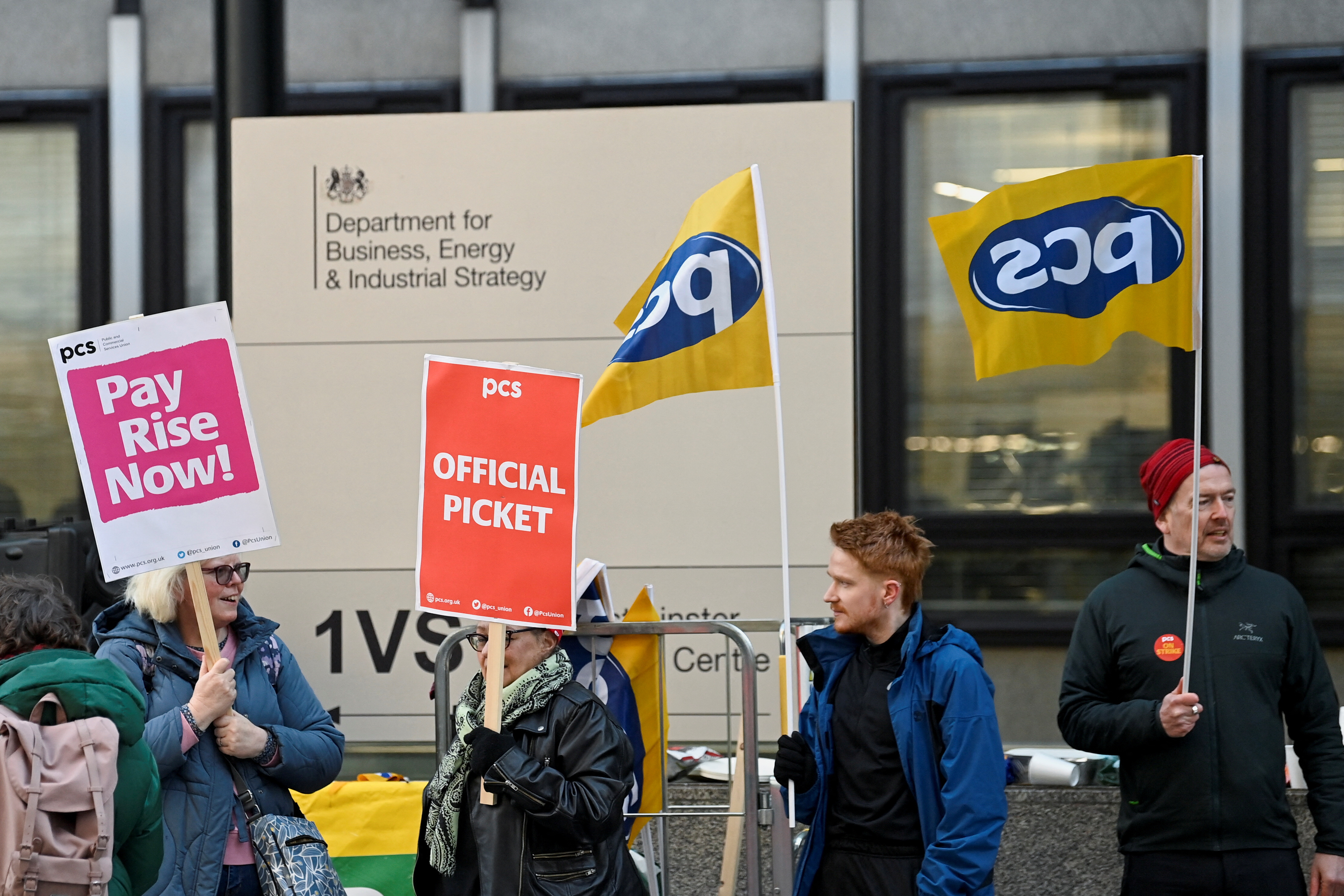 Miembros del Sindicato de Servicios Públicos y Comerciales (PCS) protestan en un piquete frente al Departamento de Negocios, Energía y Estrategia Industrial en Londres, Gran Bretaña, 1 de febrero de 2023. REUTERS/Toby Melville