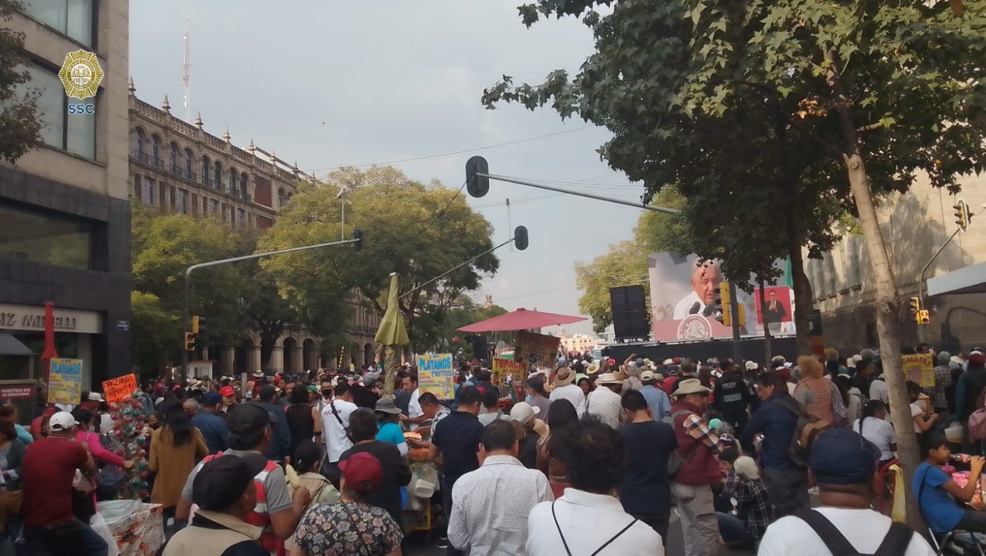 Miles de personas siguen concentradas en el Zócalo (Twitter/@OVIALCDMX)