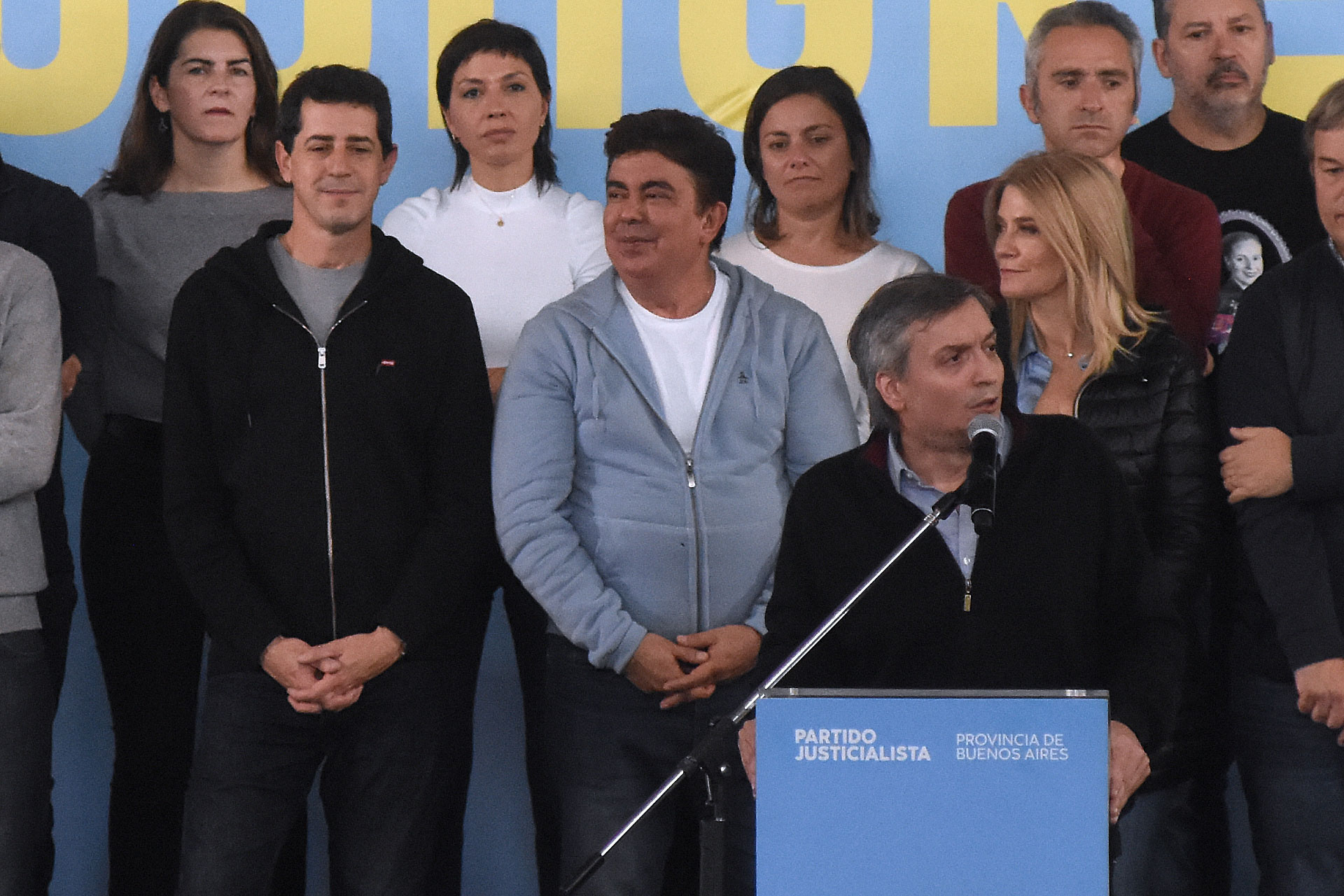 El ministro del Interior, Wado de Pedro; el intendente de La Matanza, Fernando Espinoza; y la vicegobernadora Verónica Magario escoltaron a Máximo en el estrado (Nicolas Stulberg)