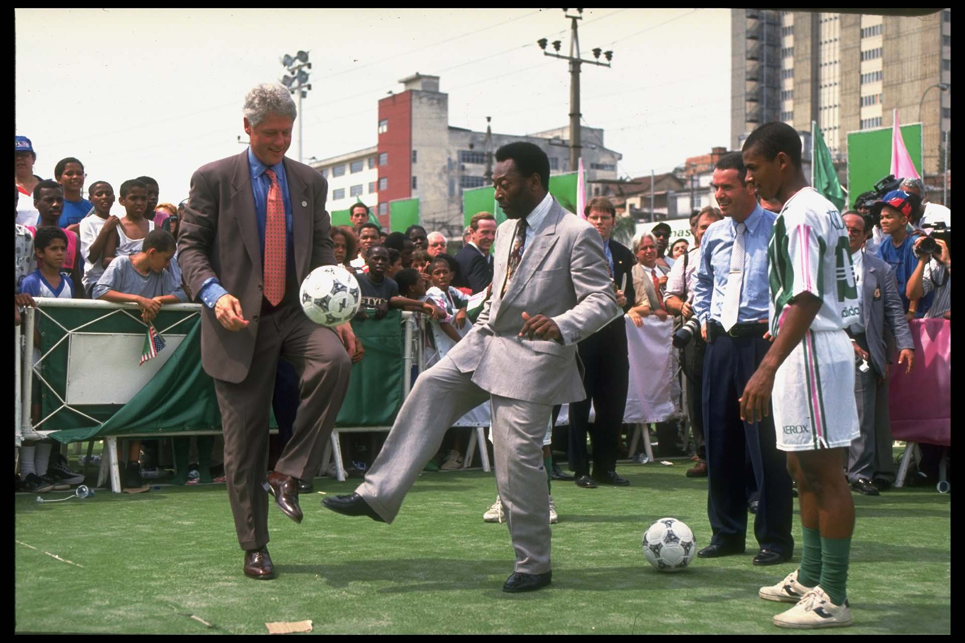 Disfrutando del fútbol junto al presidente estadounidene Bill Clinton