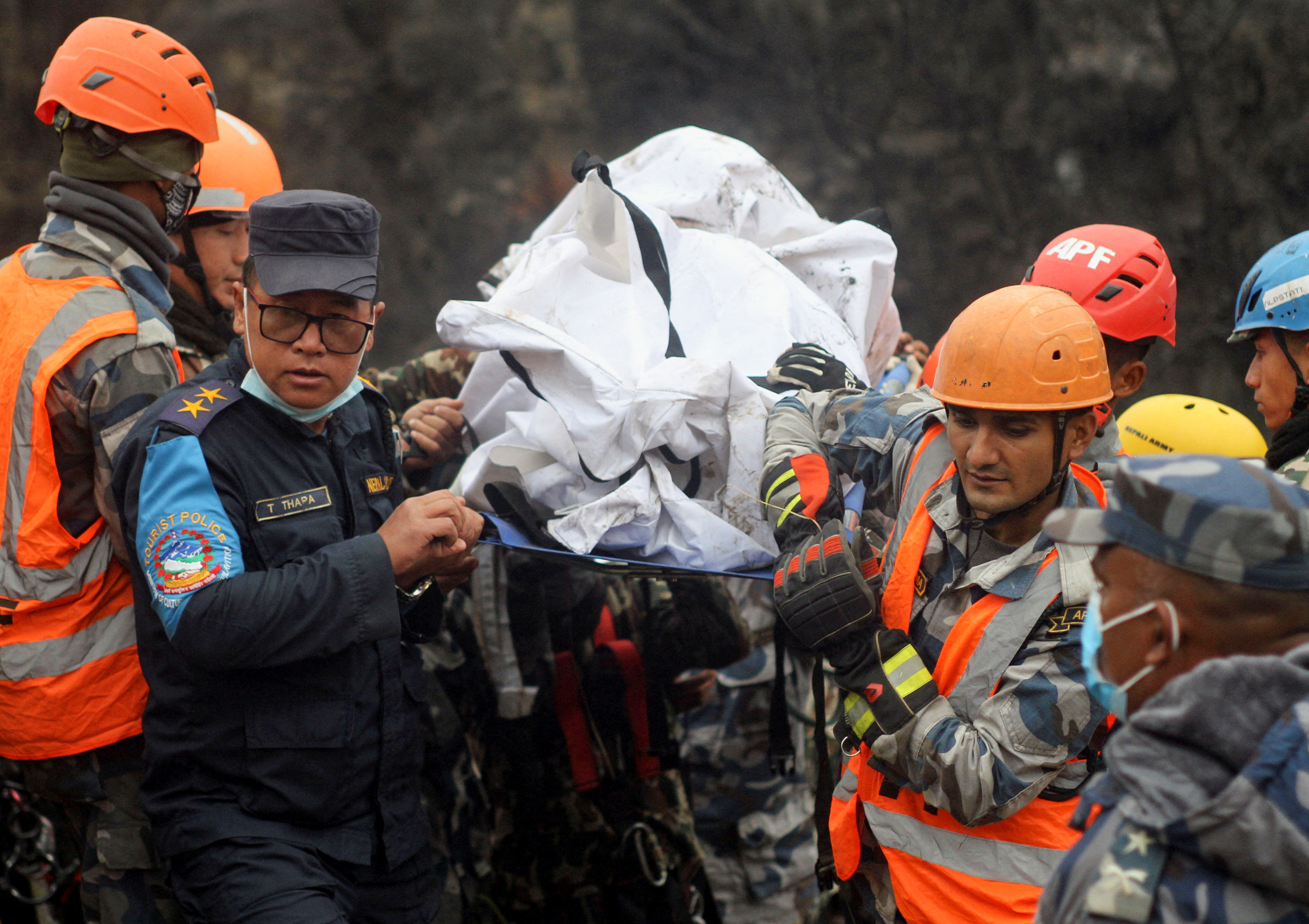 La aeronave en llamas fue encontrada en un precipicio de 300 metros de profundidad. (REUTERS/Bijay Neupane)