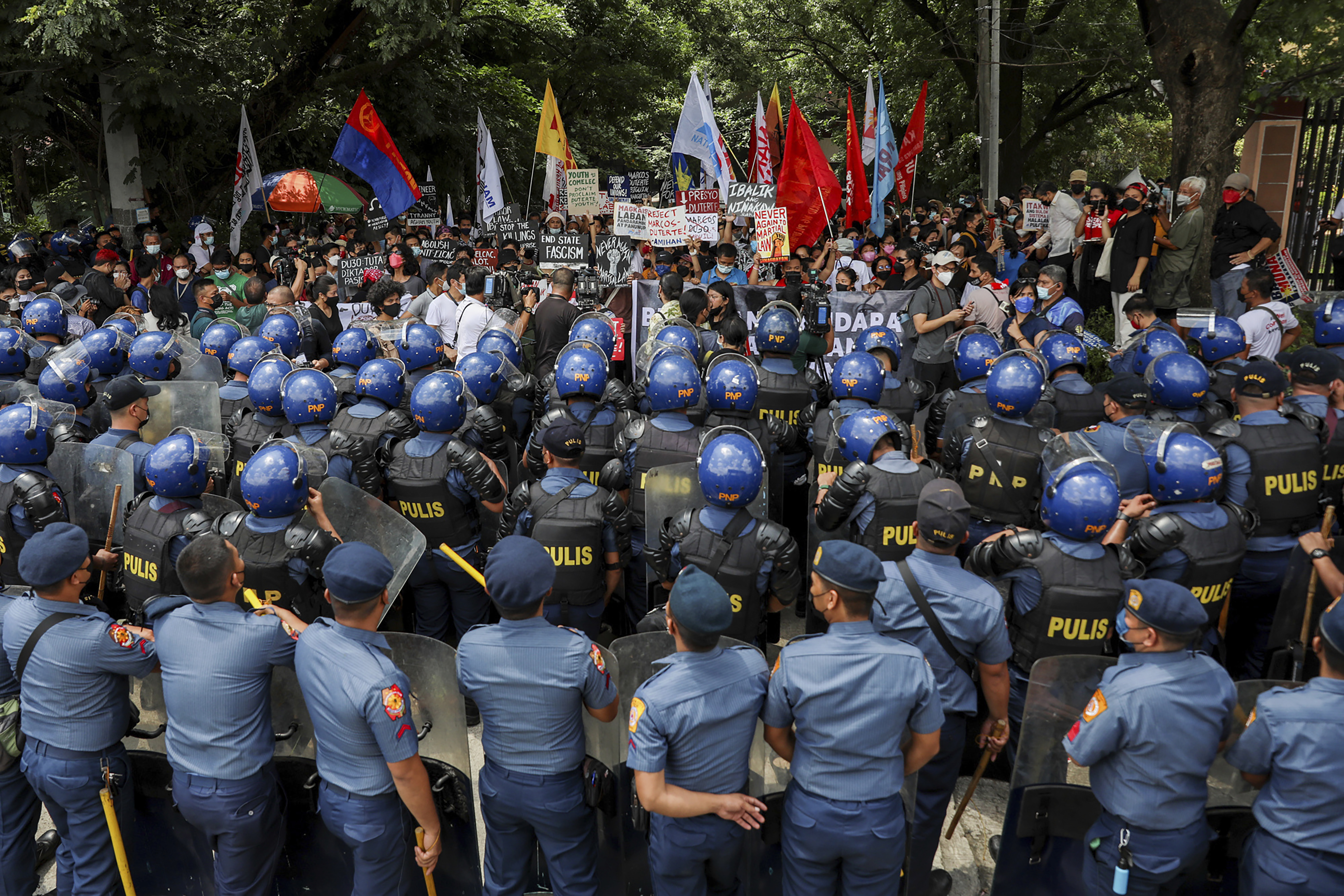La policía bloquea a los activistas que protestan por la próxima proclamación del principal candidato presidencial Ferdinand "Bongbong" Marcos. (Foto AP/Basilio Sepe)