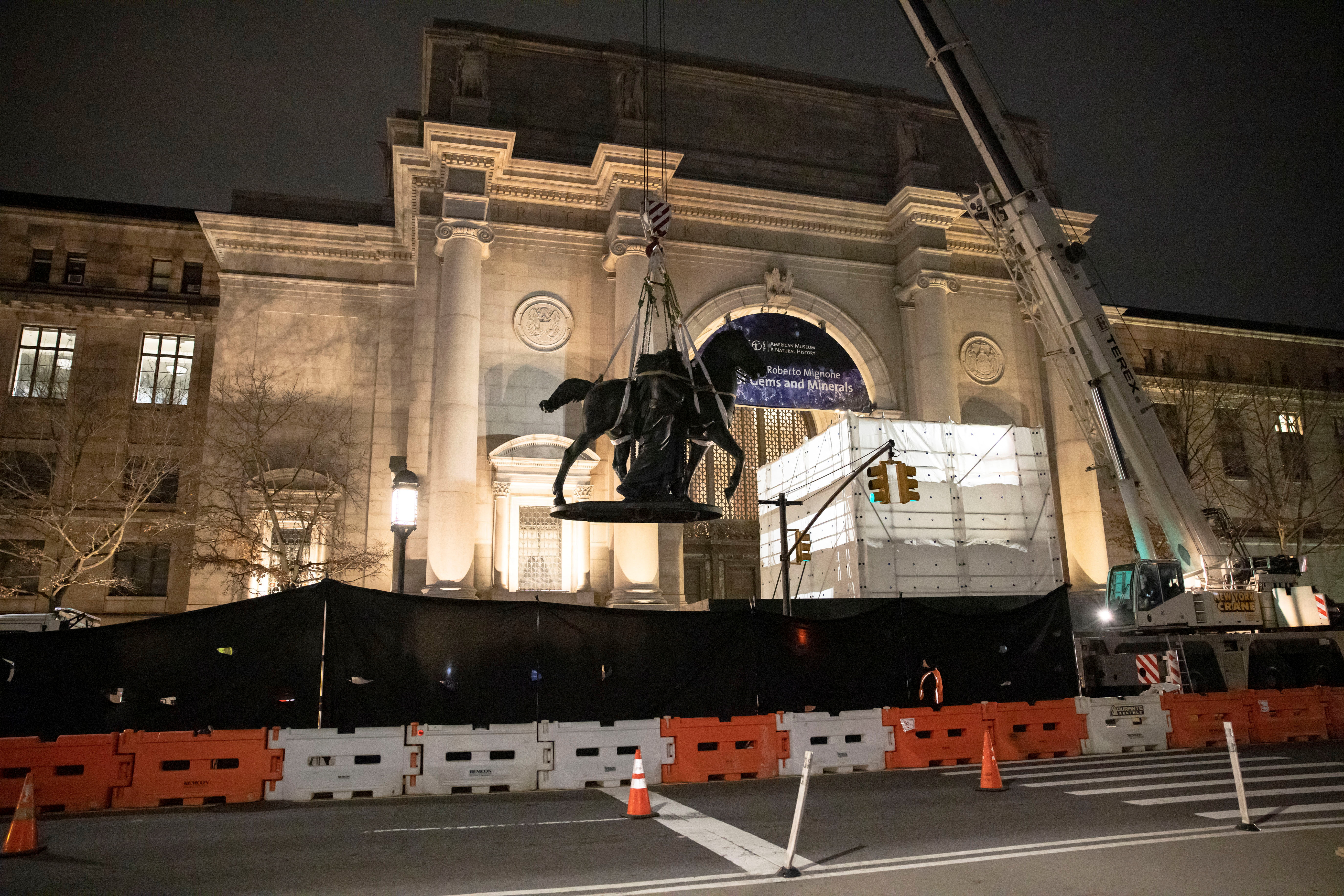 Trabajadores retiran la estatua de Theodore Roosevelt instalada frente a la entrada del Museo Americano de Historia Natural en Nueva York desde 1940 (REUTERS/Caitlin Ochs)