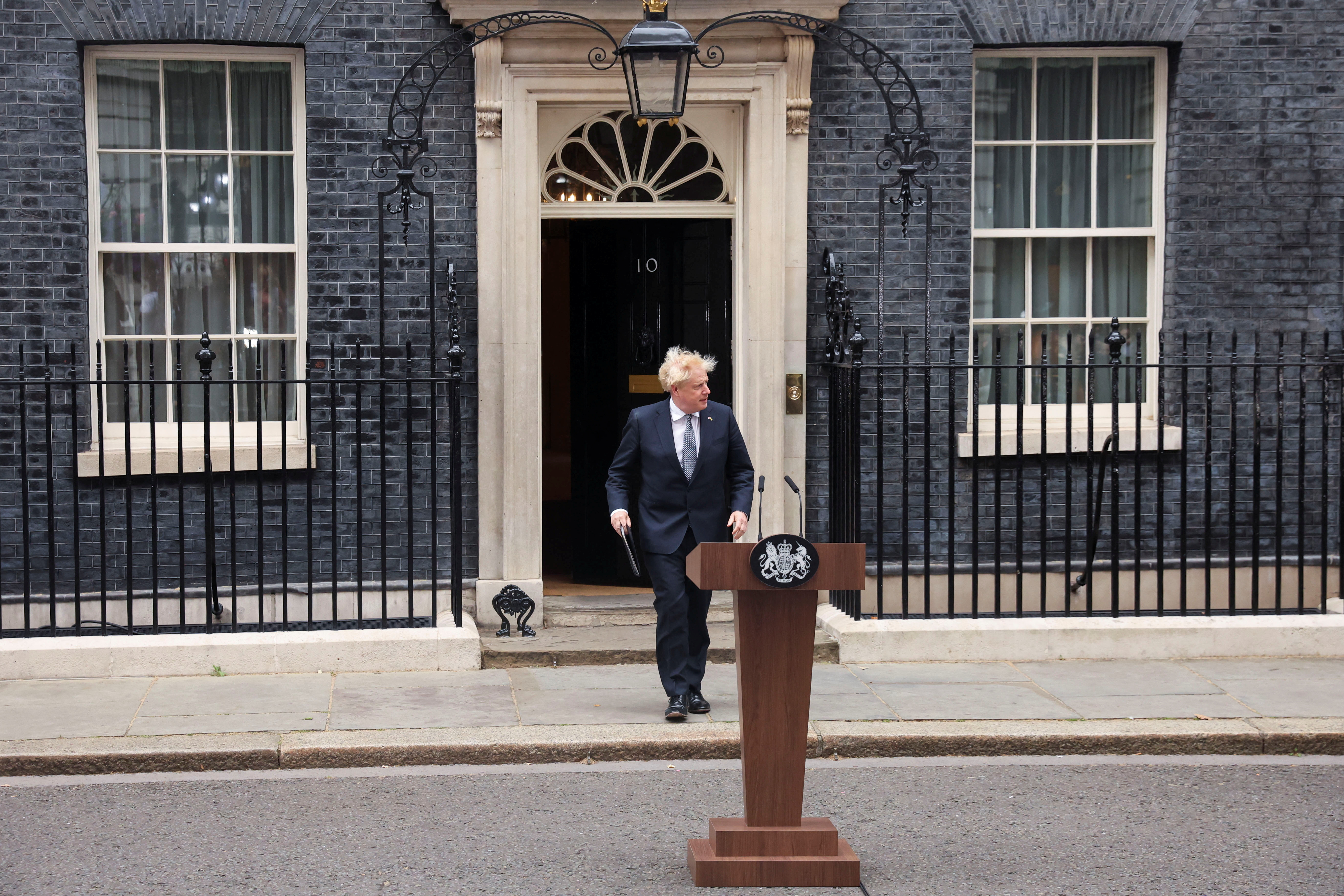 Boris Johnson sale de la sede del 10 de Downing Street rumbo al anuncio de la dimisión como primer ministro (REUTERS/Phil Noble)