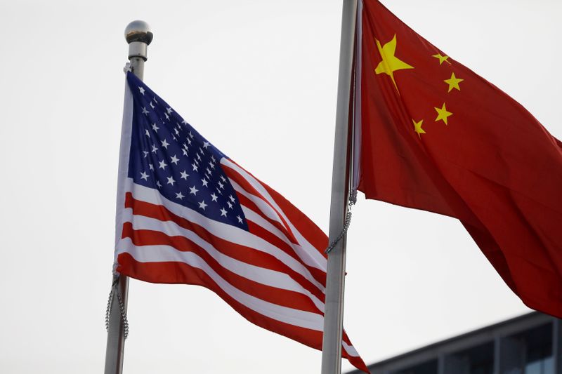 Banderas de EEUU y China ondean afuera del edificio de una firma estadounidense, Beijing, China, 21 enero 2021.
REUTERS/Tingshu Wang
