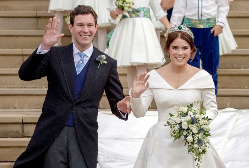 La princesa Eugenia y Jack Brooksbank abandonan la Capilla de St. George en el Castillo de Windsor después de su boda, en Windsor, Reino Unido, el 12 de octubre de 2018 (Foto: Reuters)