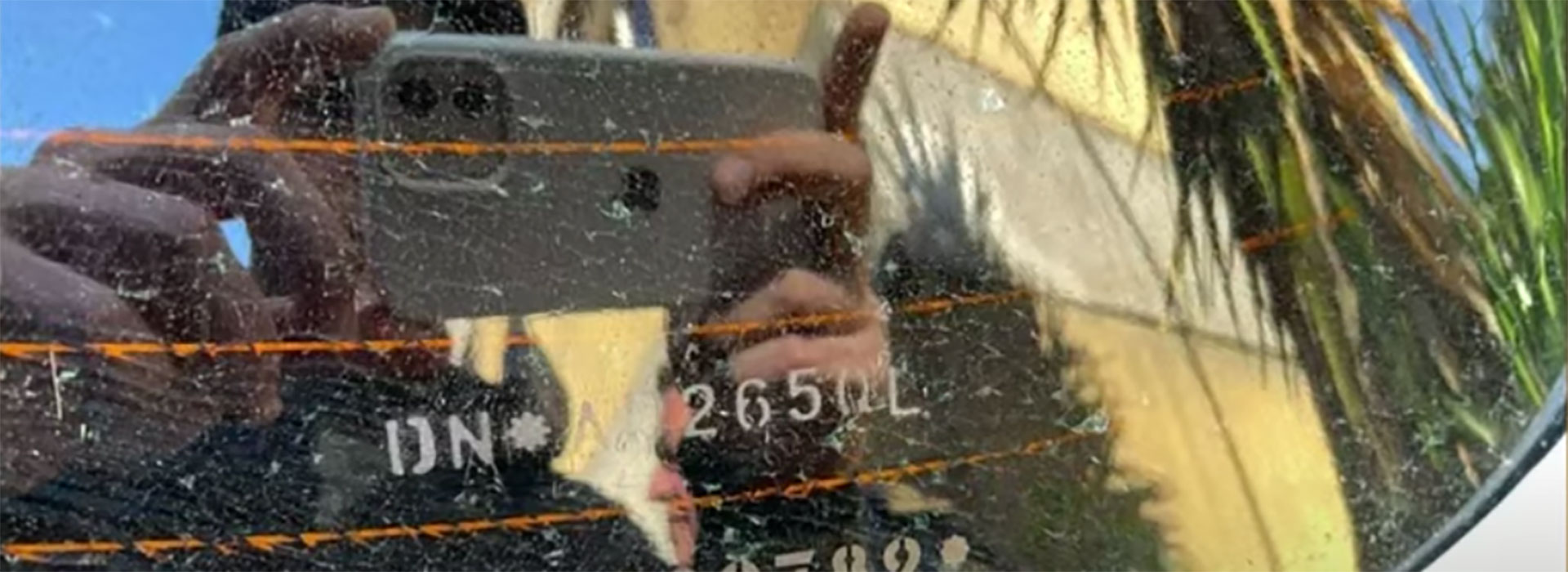 Uno de los impactos en el vidrio trasero de la camioneta