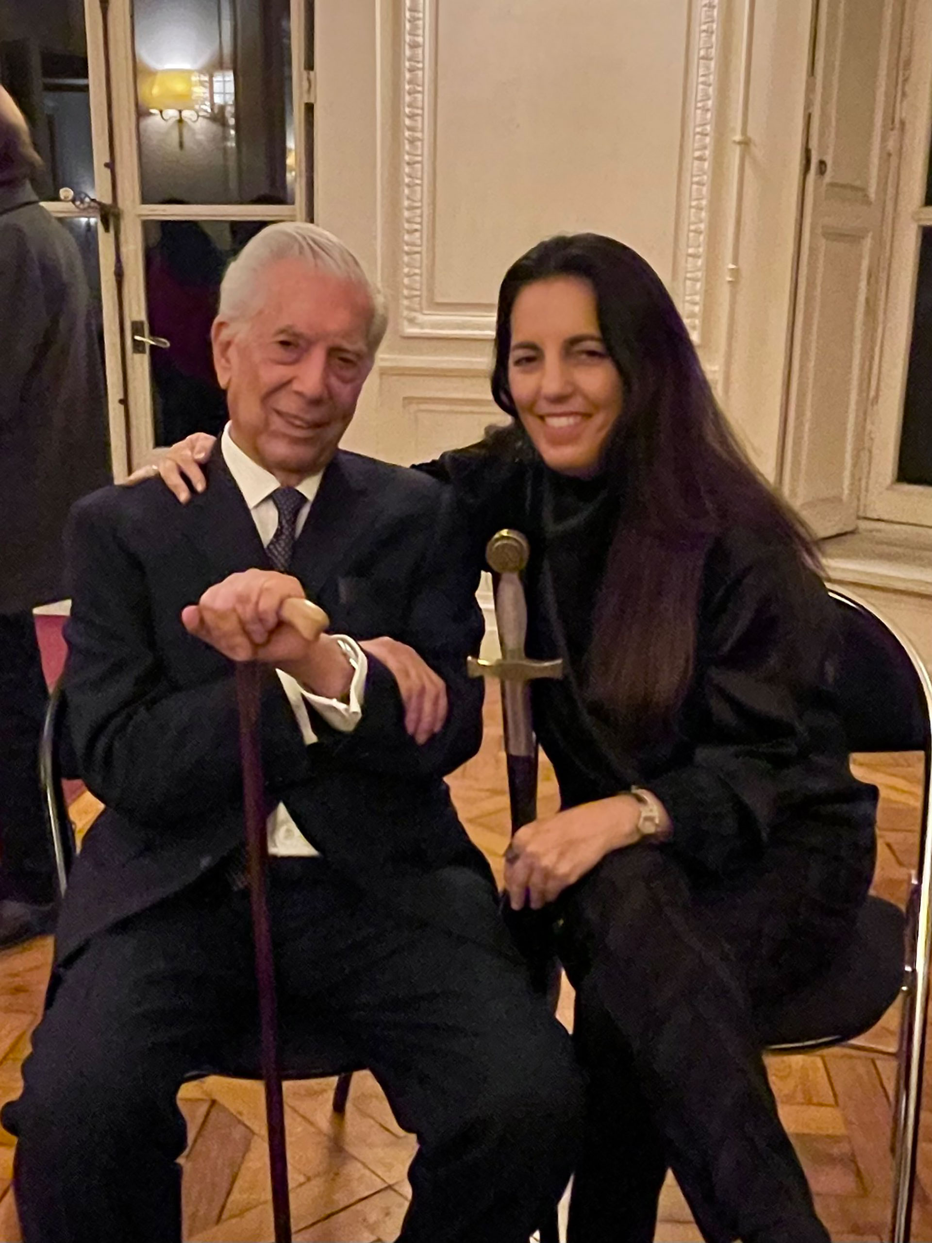 Mario Vargas Llosa posa con su hija Morgana, durante la ceremonia de entrega de la espada como miembro de la Academia Francesa (Foto: Twitter @morganavll)