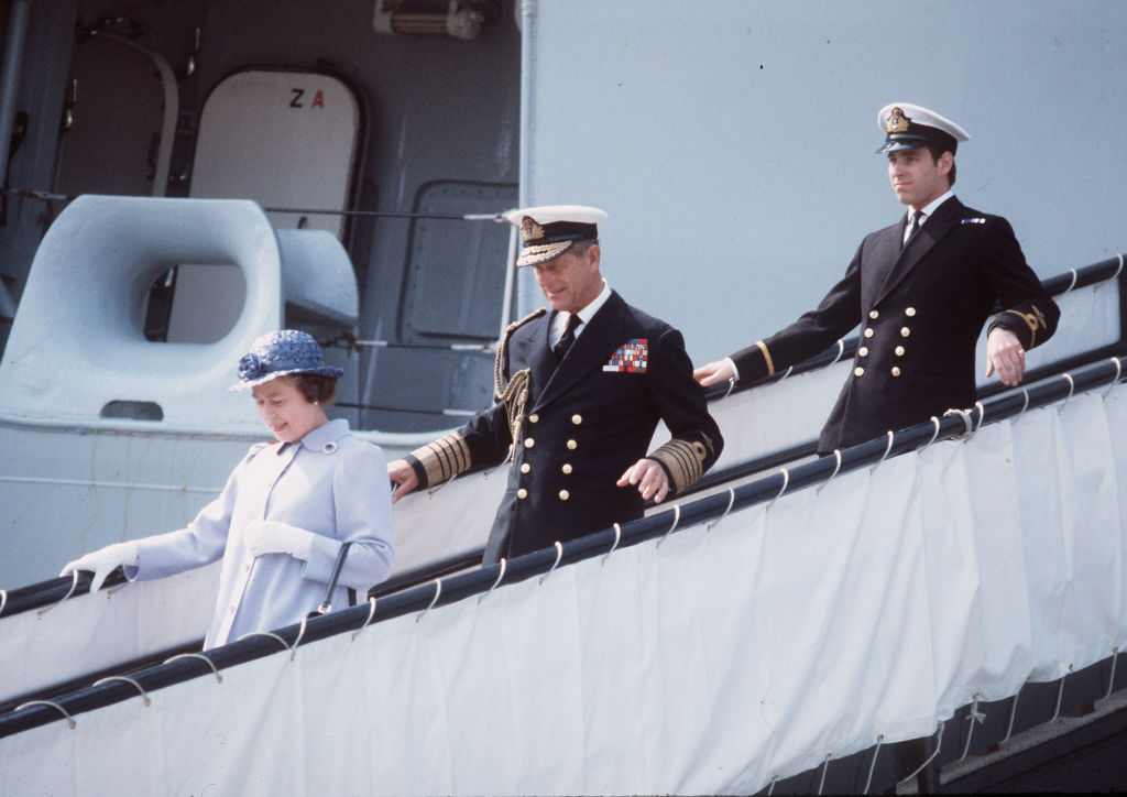 La llegada en en HMS Invencible luego de la guerra de Malvinas, el 17 de septiembre de 1982, en Portsmouth. La reina Isabel y el príncipe Felipe de Edimburgo fueron a recibir a su hijo al puerto (Anwar Hussein/Getty Images)