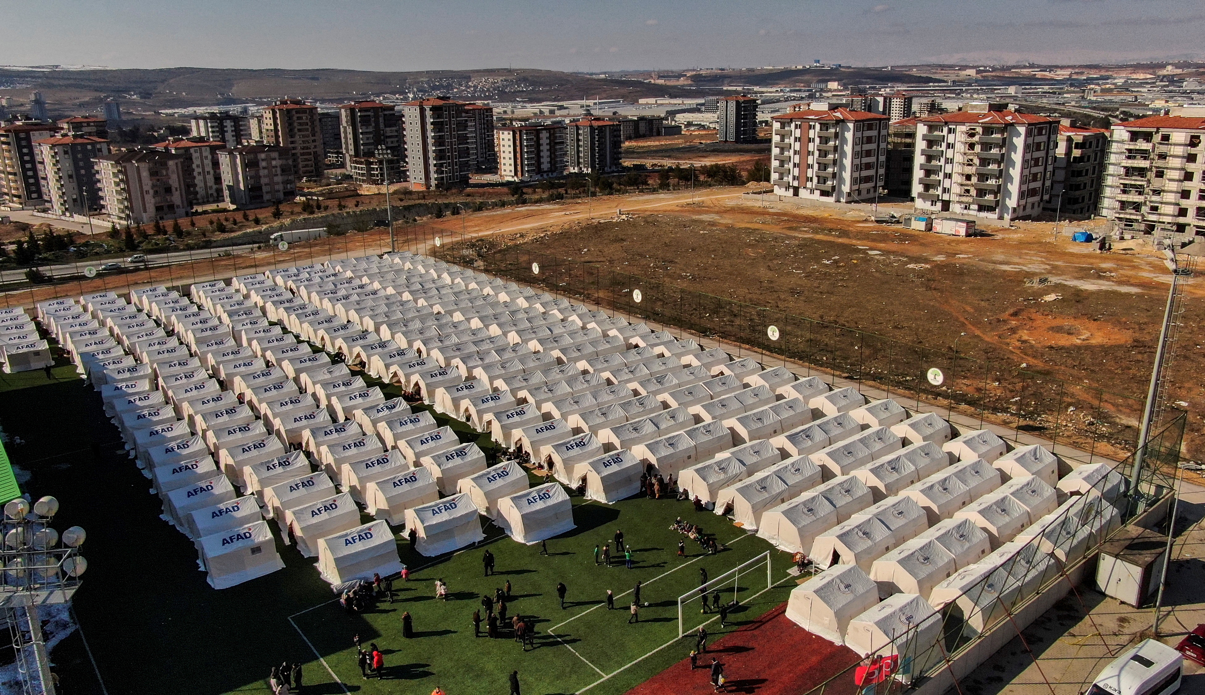 Tiendas de campaña de un centro de alojamiento temporal erigidas en un campo de fútbol para ayudar a las personas afectadas por el sismo en Gaziantep, Turquía (REUTERS/Irakli Gedenidze)