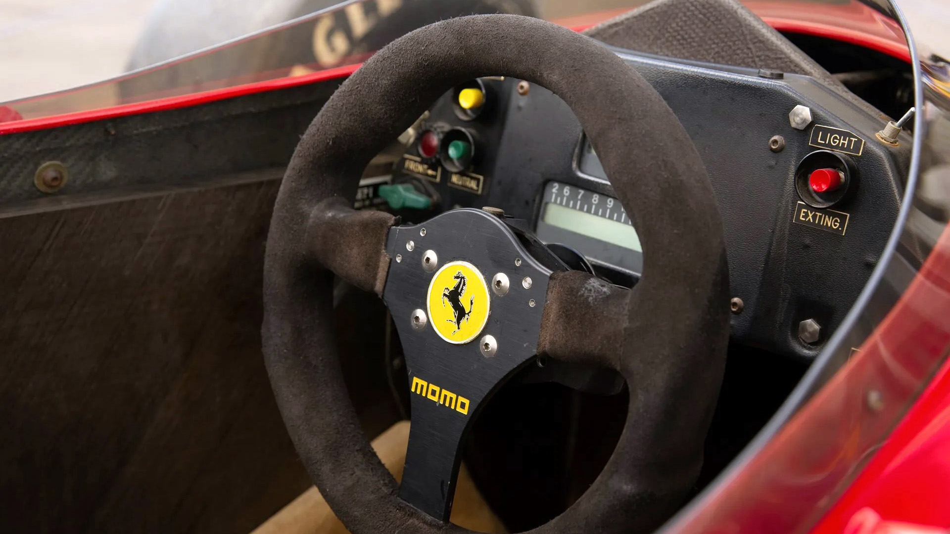 Detrás del volante de Mansell en la Ferrari 640, las dos palancas permitían hacer los cambios de marcha. Fue el primer F1 en adoptar el sistema que tienen todos los autos de carrera de Fórmula en el mundo entero