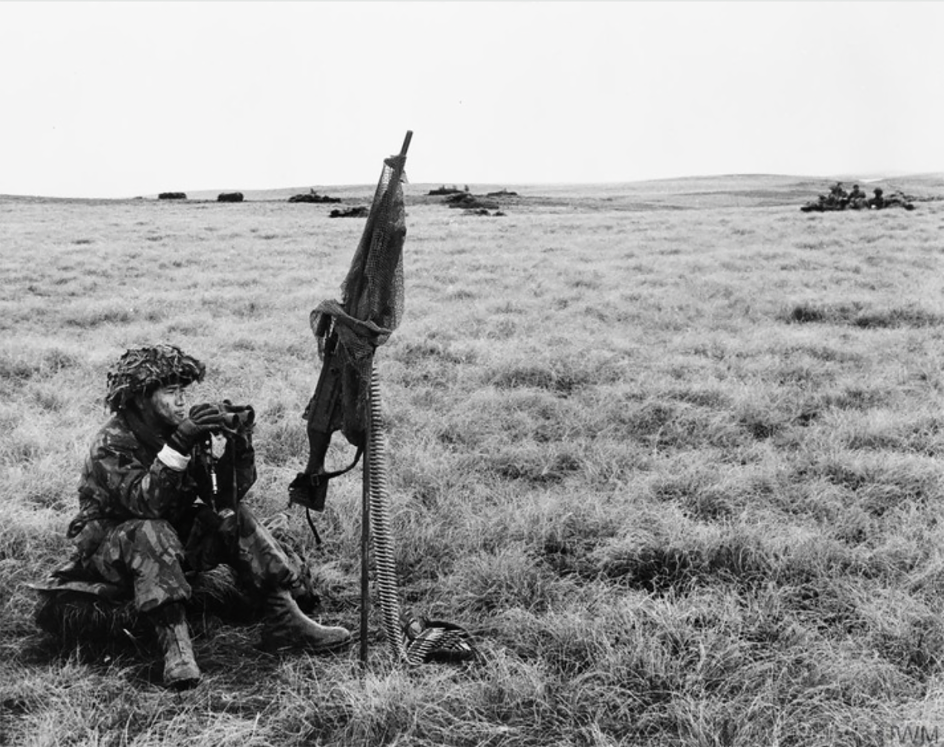 Un miembro del 1er Batallón del 7.º Regimiento de Rifleros Gurkhas maneja una ametralladora de 7,62 mm en una defensa antiaérea, probablemente en el área de Bluff Cove el 8 o 9 de junio de 1982. Ese batallón fue la única unidad Gurkha en tomar parte en la Guerra de las Malvinas (Foto: Ronald Hudson, © IWM FKD 933)