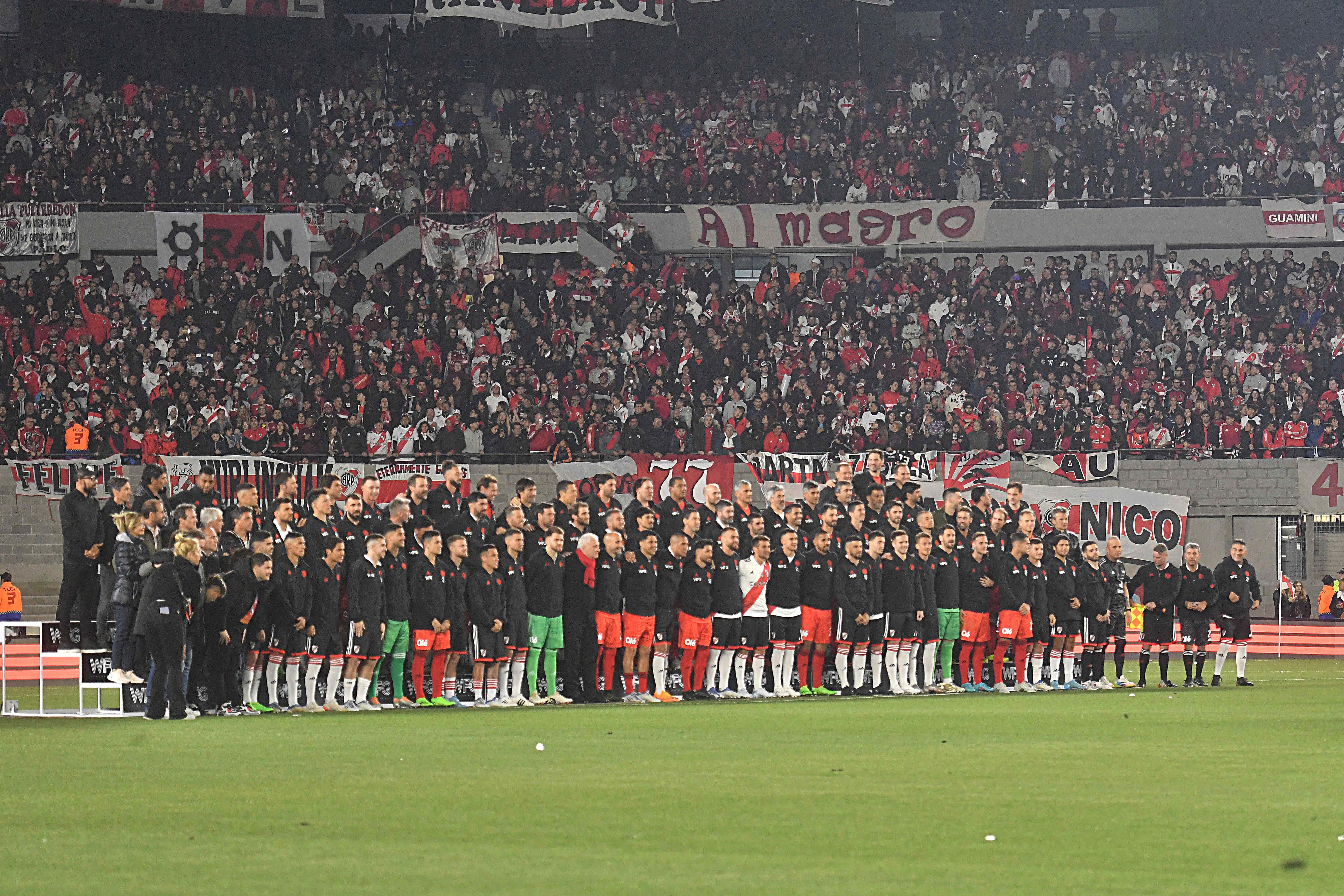 Una imagen que guardará por siempre Leo Ponzio. El Capitán Eterno rodeado de amigos, ex compañeros y leyendas de River Plate