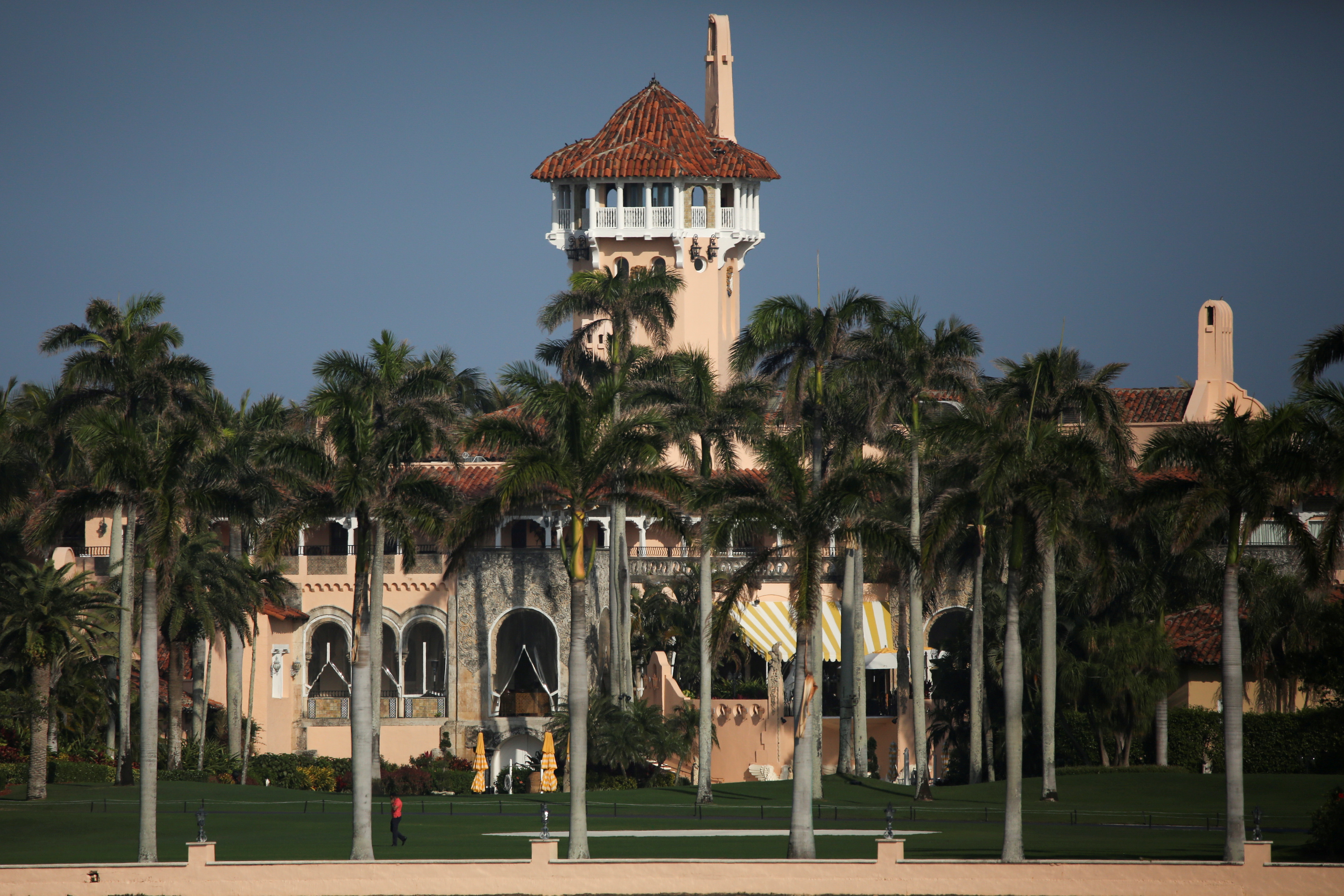 FOTO DE ARCHIVO: El resort Mar-a-Lago del expresidente estadounidense Donald Trump en Palm Beach, Florida, EE. UU., el 8 de febrero de 2021. REUTERS/Marco Bello/File Photo