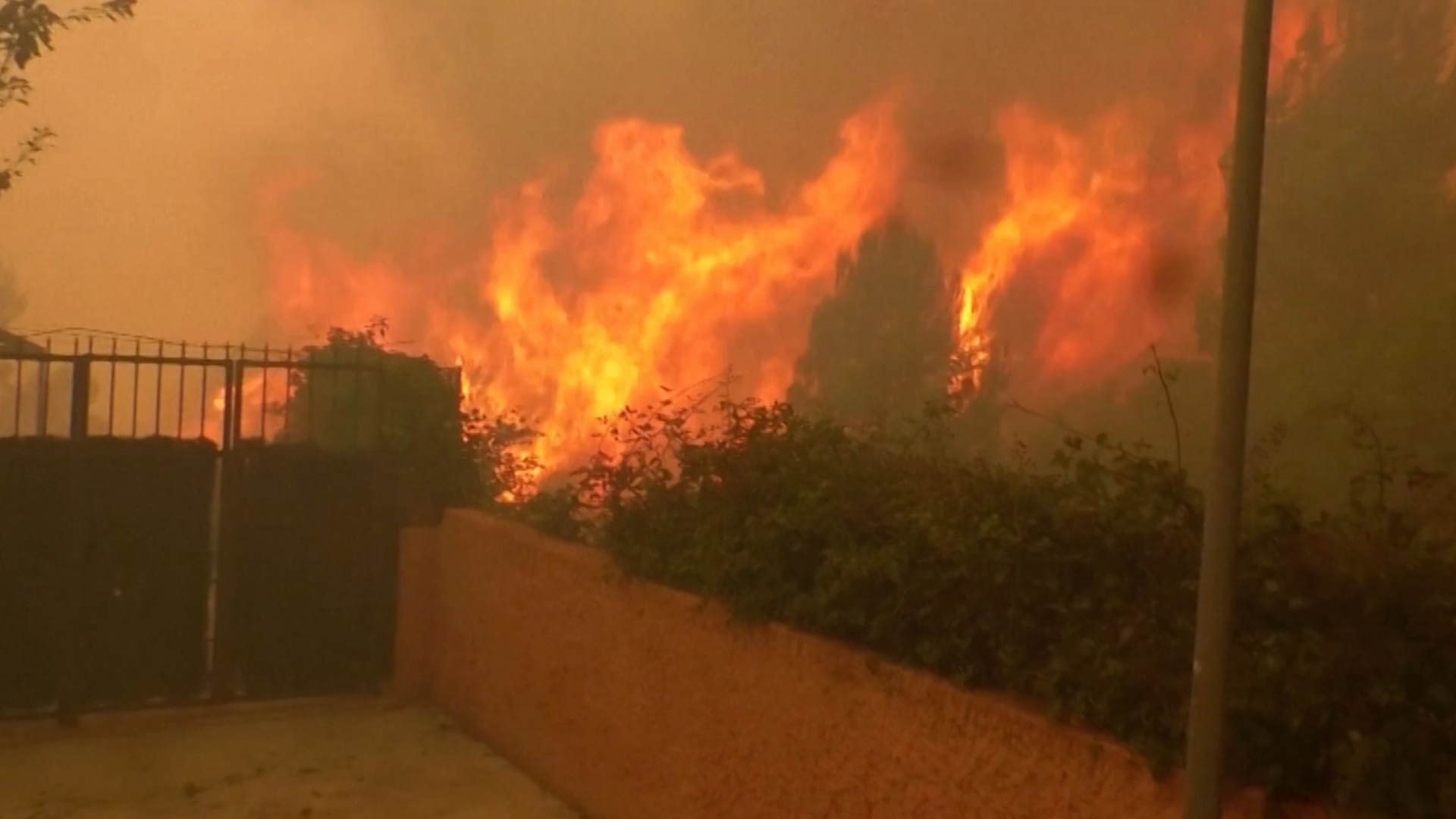 Imagen del incendio cerca de una vivienda.