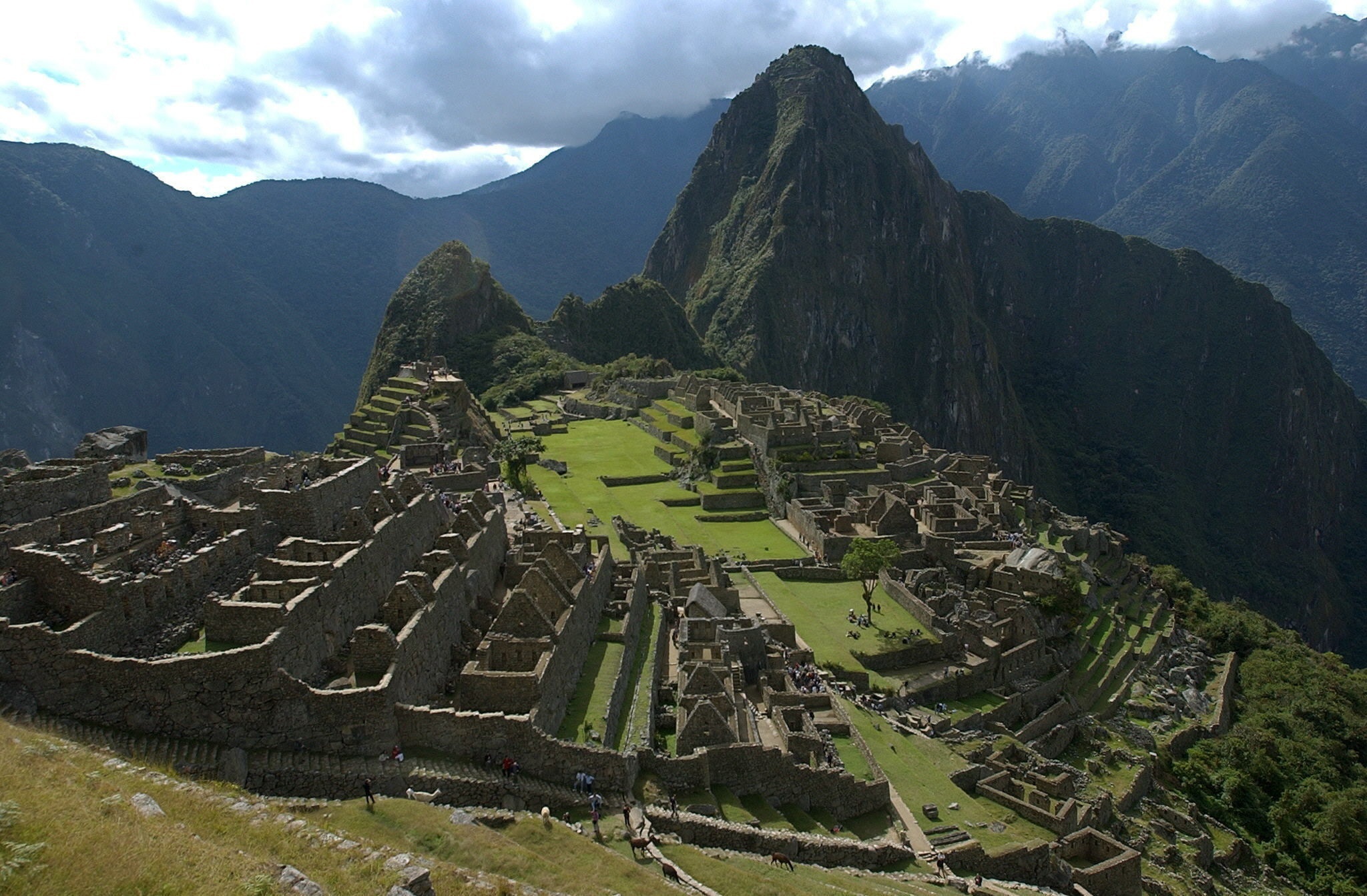 Fotografía panorámica de archivo de la ciudadela incaica de Machu Picchu. EFE/Paolo Aguilar
