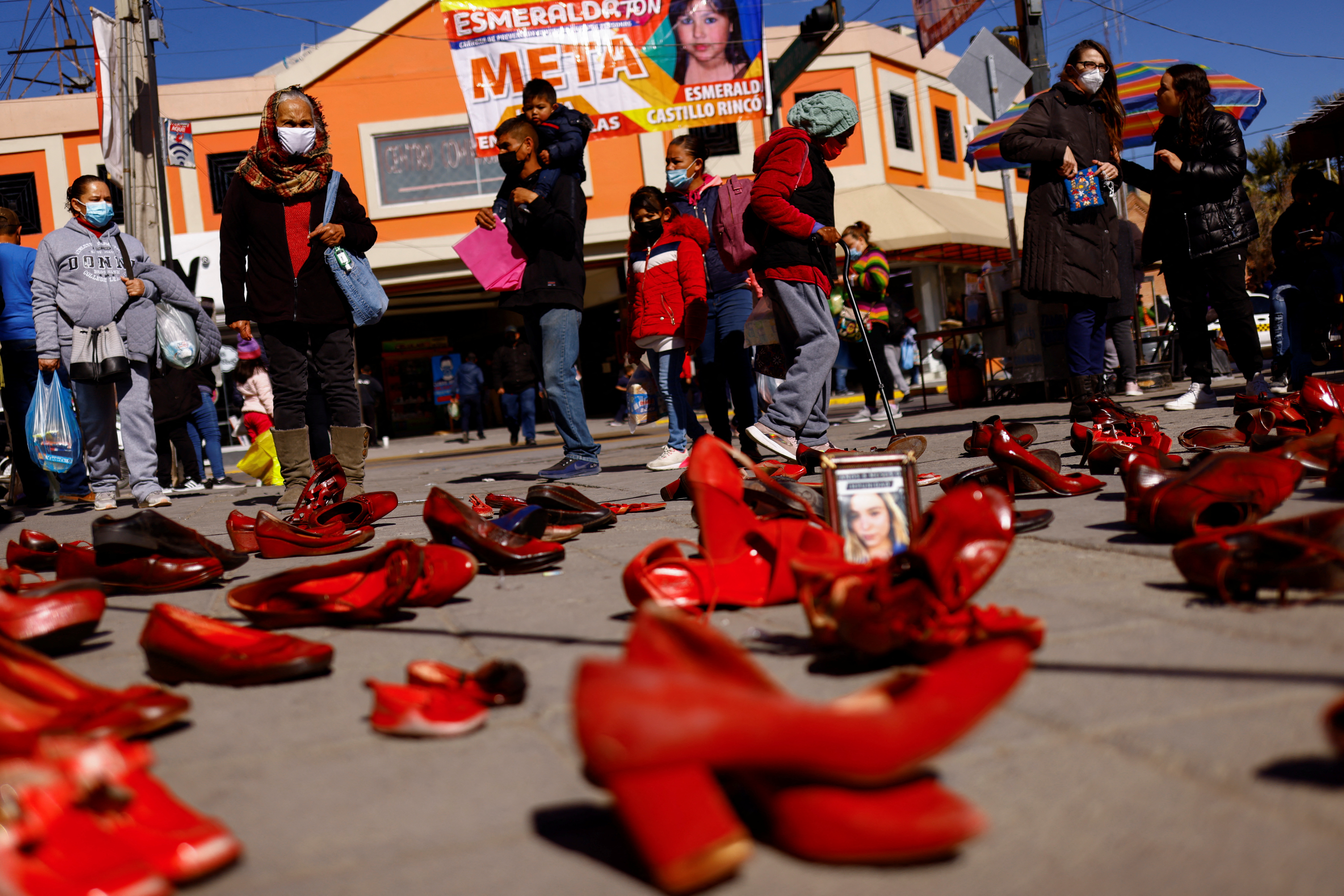 Zapatos rojos de mujer se exhiben en el centro de la ciudad como protesta por las mujeres y niñas que fueron víctimas de asesinatos y desapariciones (Foto: Reuters)