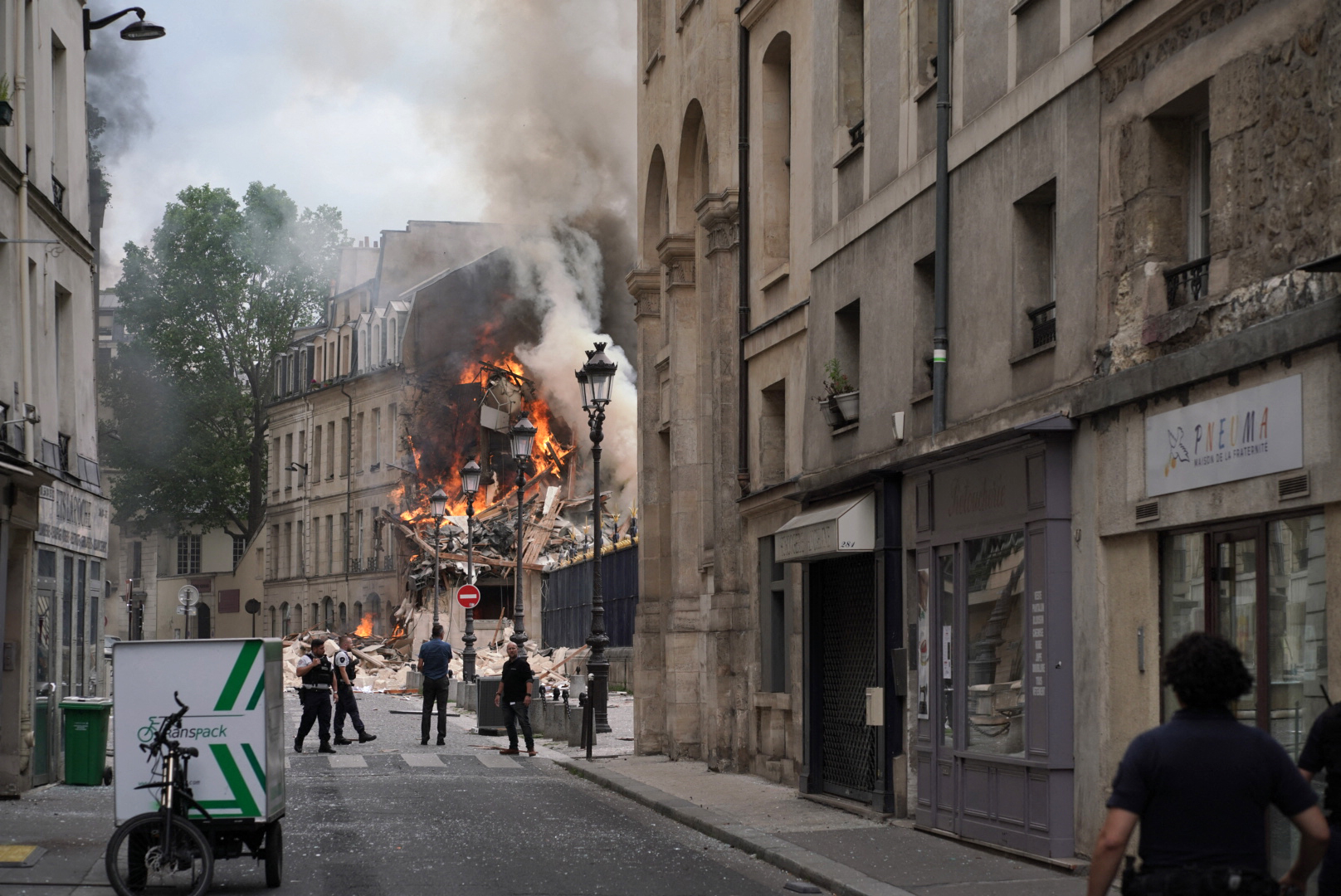 El humo se eleva desde un edificio Place Alphonse-Laveran en el distrito 5 de París, el 21 de junio de 2023. (ABDULMONAM EASSA / AFP)