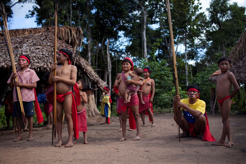 Indios yanomami en el sur del estado de Amazonas en Venezuela (REUTERS/Carlos García Rawlins/Archivo)