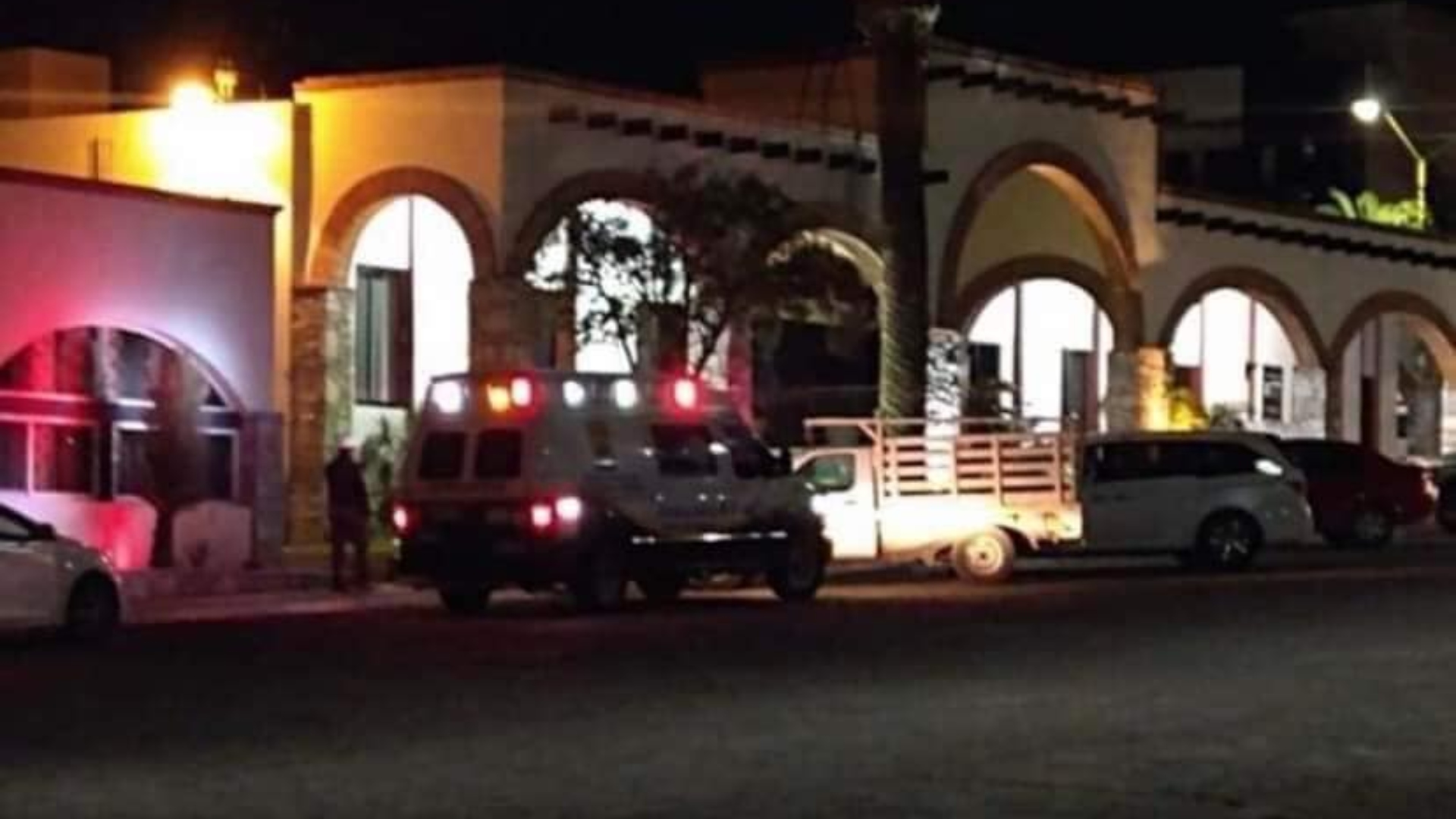 Aunque el hallazgo ocurrió alrededor de las 19:00 horas, según fuentes locales, los peritos continuaban en la escena pasada la medianoche. (Foto: Facebook/Vocero Veraz)