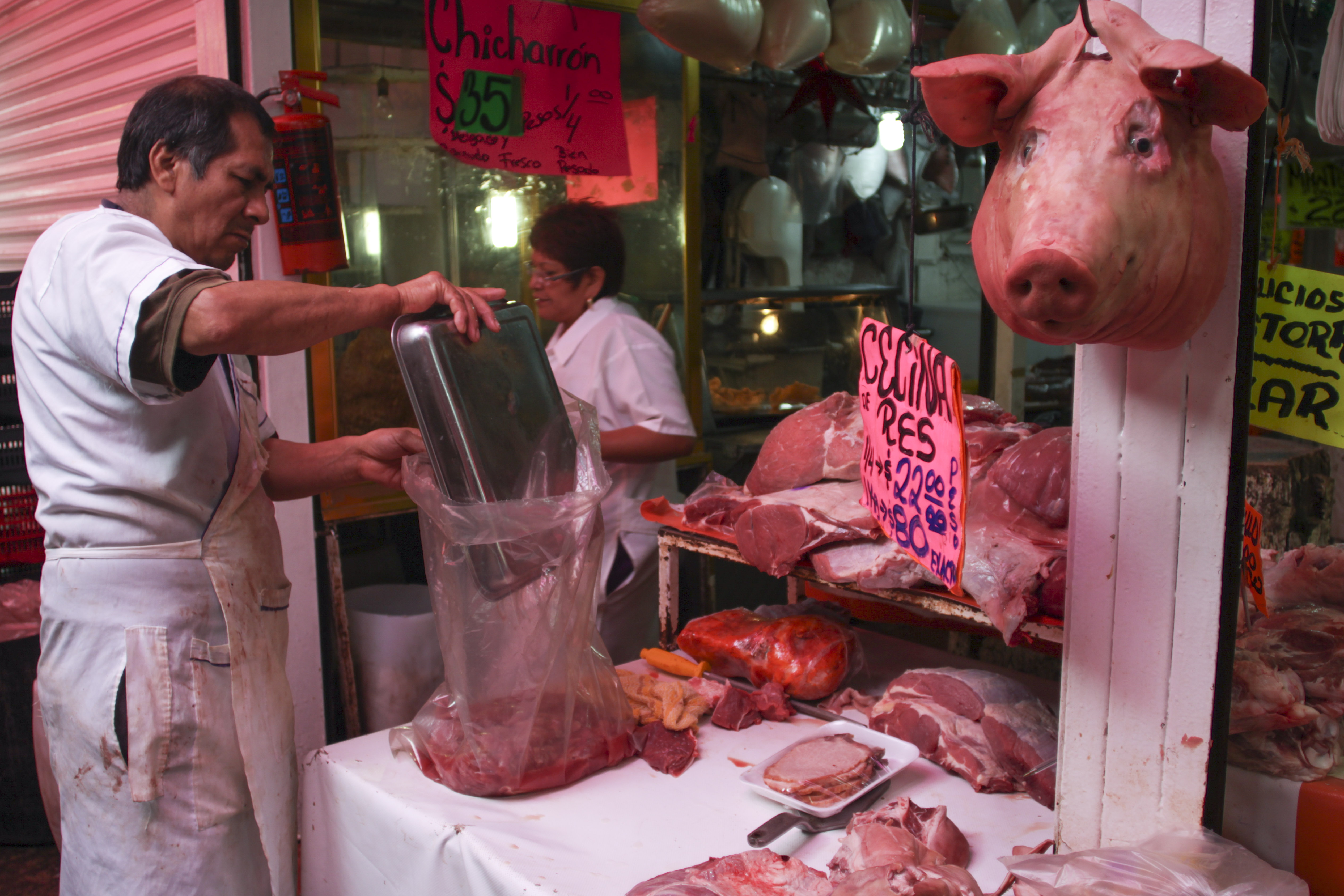 Reportaron a dueño de taquería desollando a perro en un mercado de Sonora para vender su carne