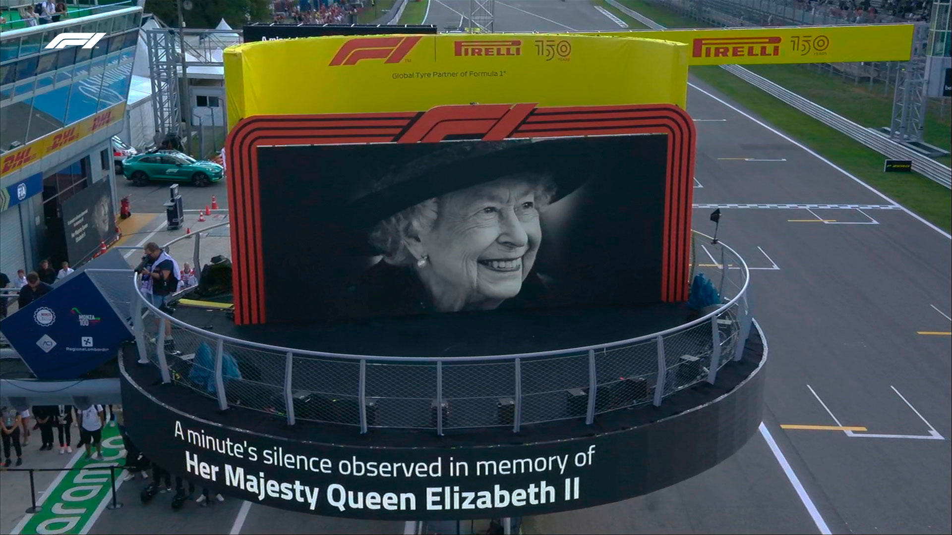 Hubo un minuto de silencio por la Reina Isabel II en la Fórmula 1 mientras una pantalla mostraba su imagen (Foto: @F1)