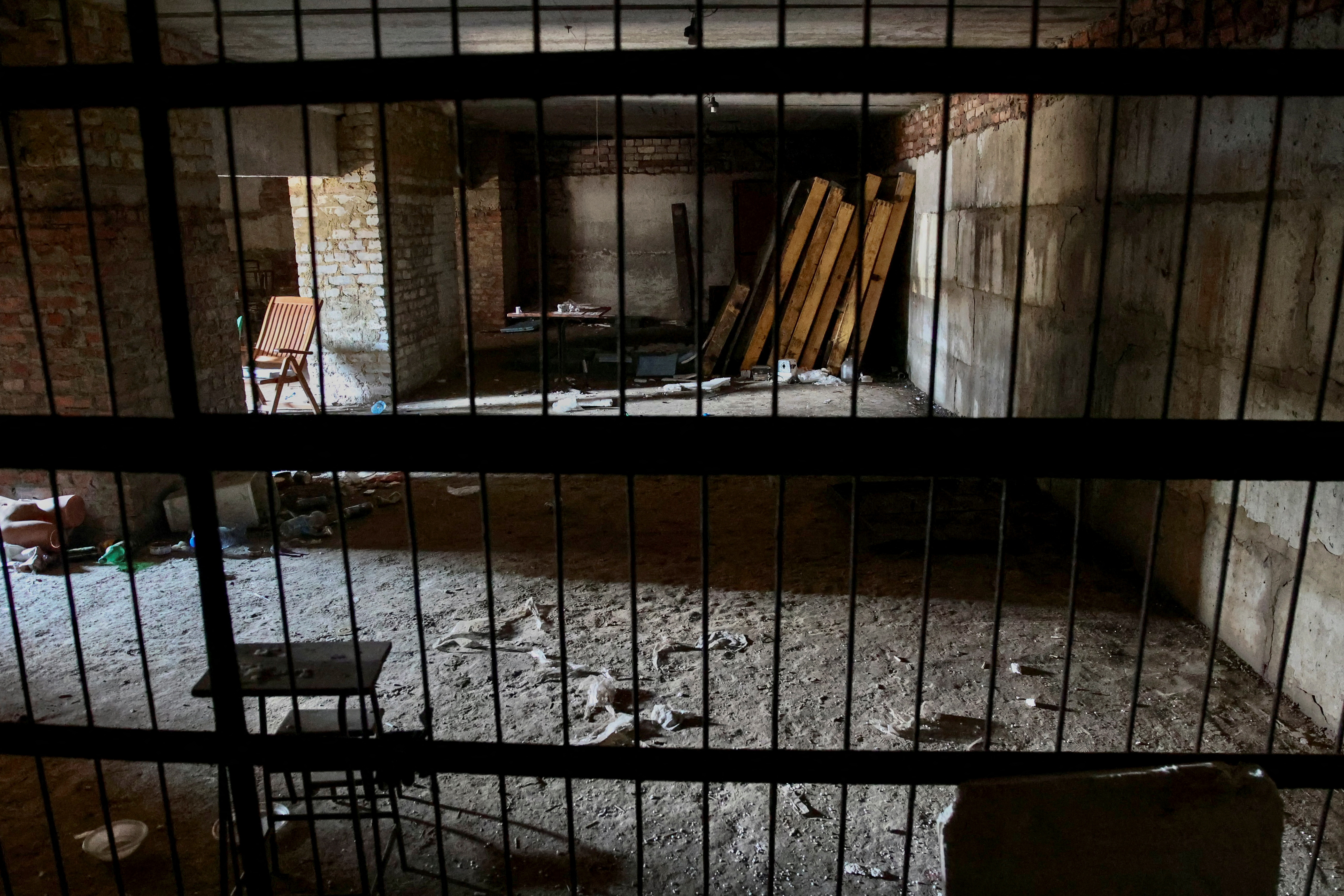Una vista interior muestra la base de un edificio, que según las autoridades ucranianas fue una prisión rusa improvisada y una cámara de tortura durante la invasión rusa en el pueblo de Kozacha Lopan, en la región de Kharkiv (REUTERS/Viktoriia Yakymenko)
