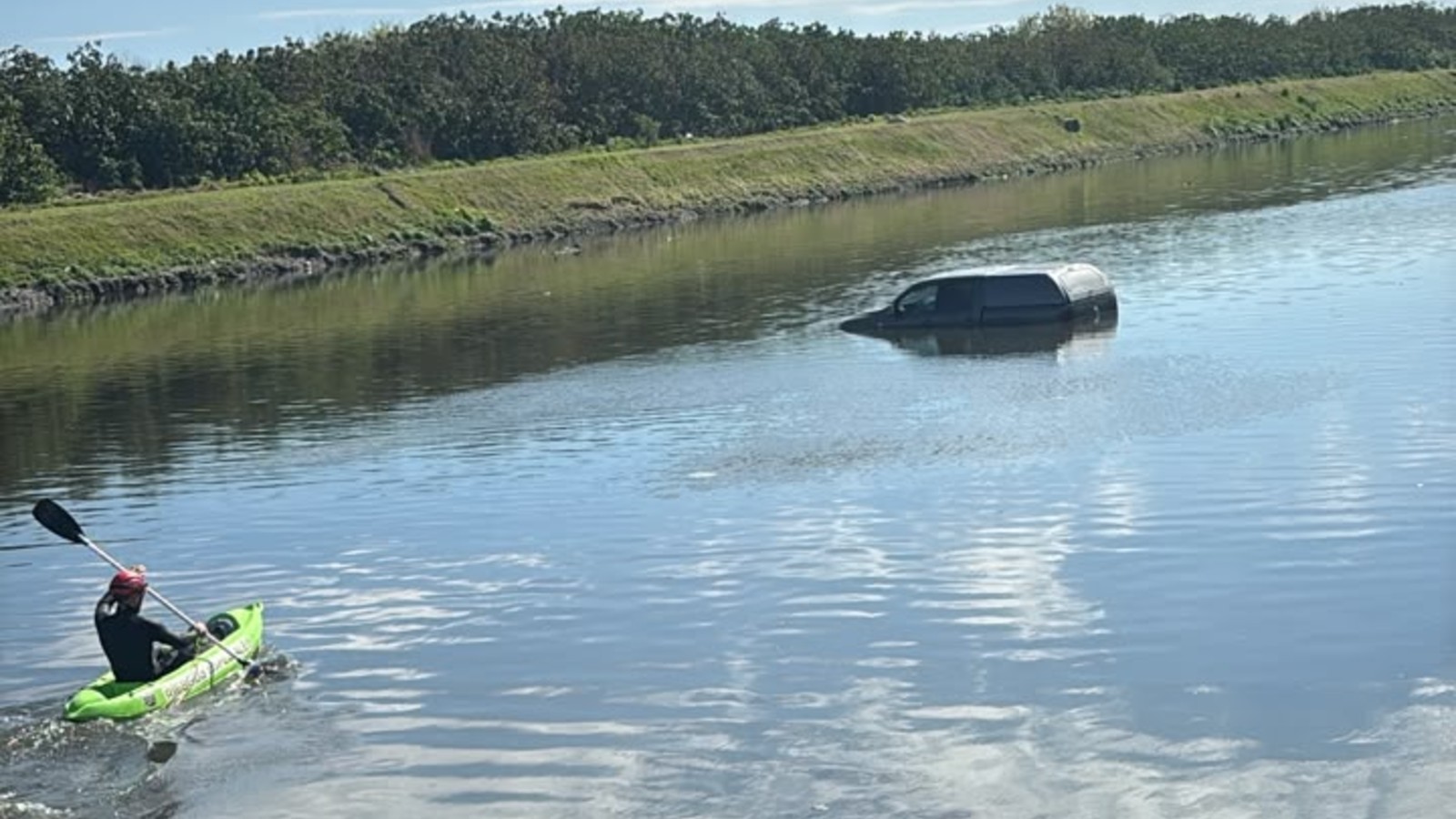 Encontraron una camioneta dentro de un arroyo en Ringuelet: investigan si hab&iacute;a sido robada horas antes en La Plata
