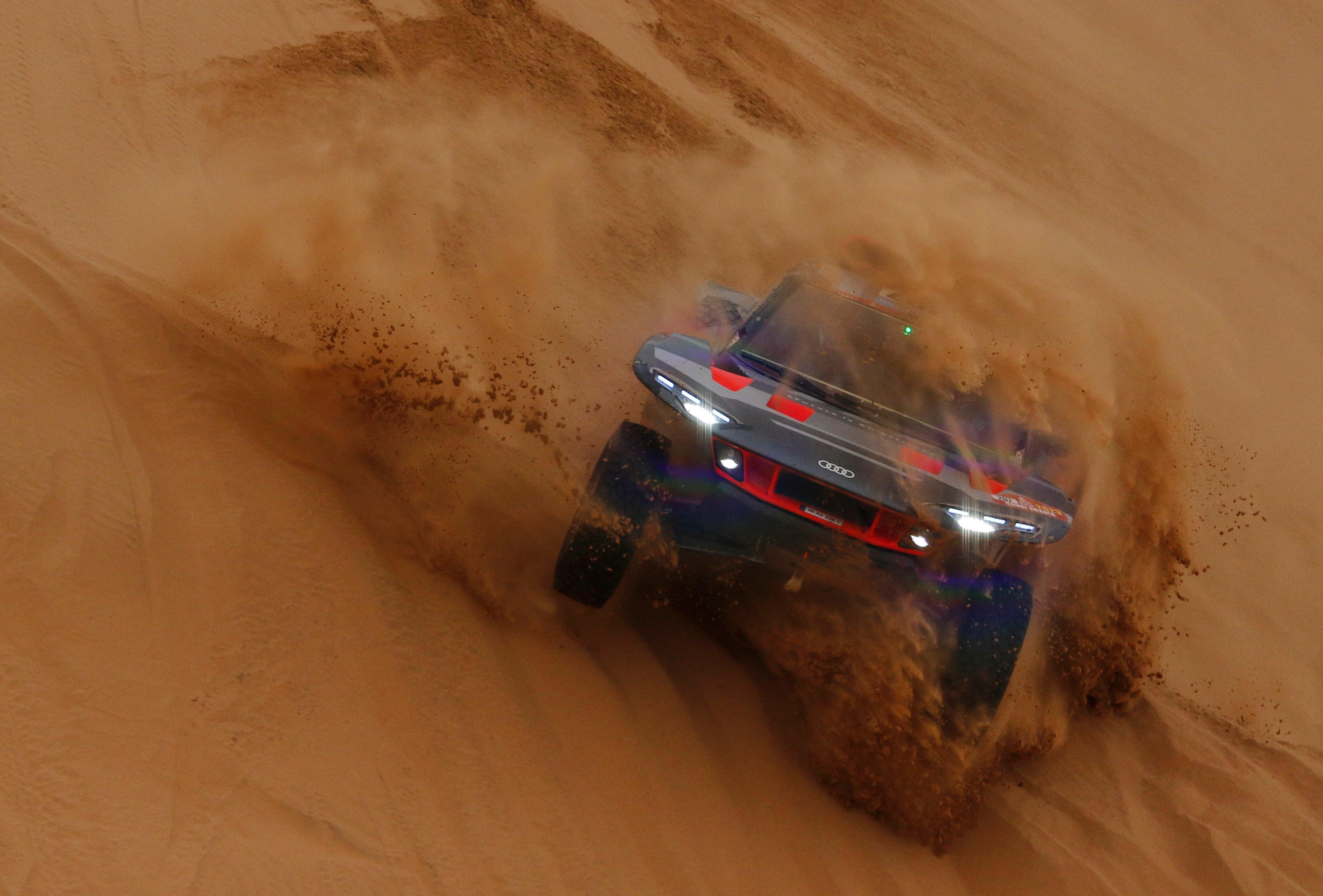 El Matador en acción entre las dunas en la última etapa disputada (REUTERS/Hamad I Mohammed)