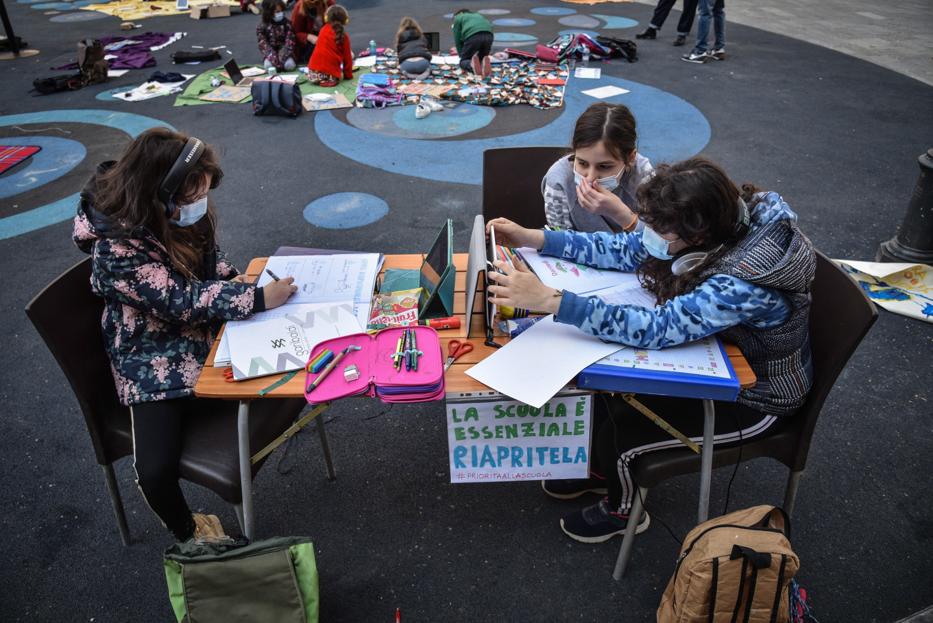 Algunas escuelas hacen más actividades al aire libre. Adentro, se puede usar ventilación con medidores o también filtros/ EFE/EPA/Matteo Corner/Archivo